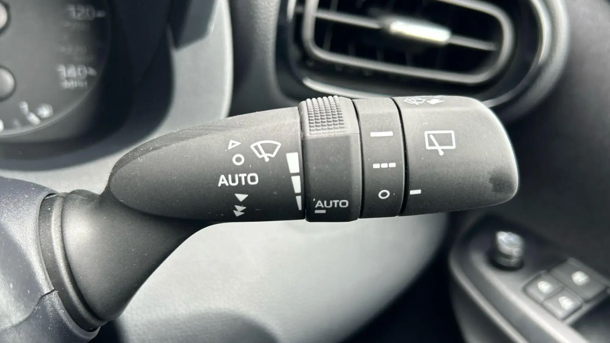 Toyota Yaris Hybrid Image 33