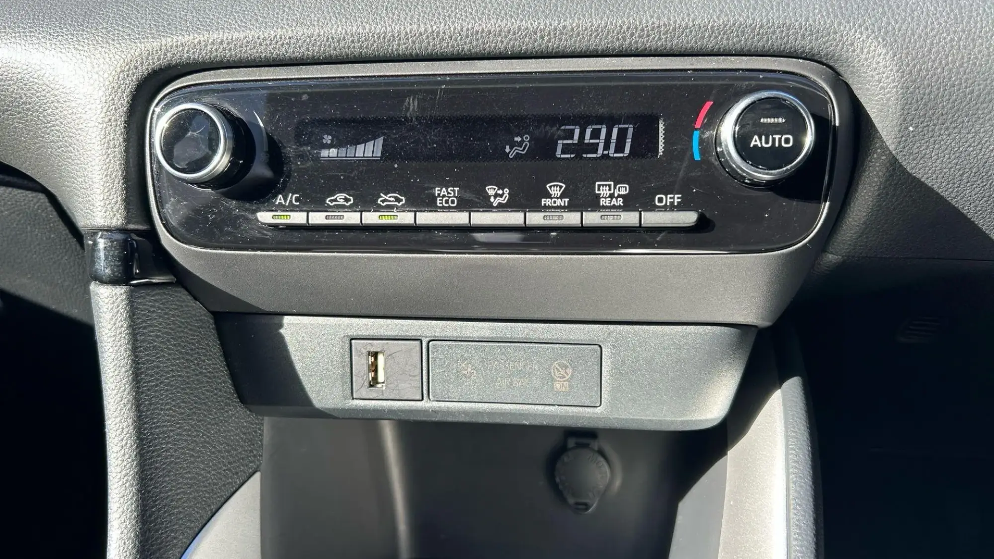 Toyota Yaris Hybrid Image 25