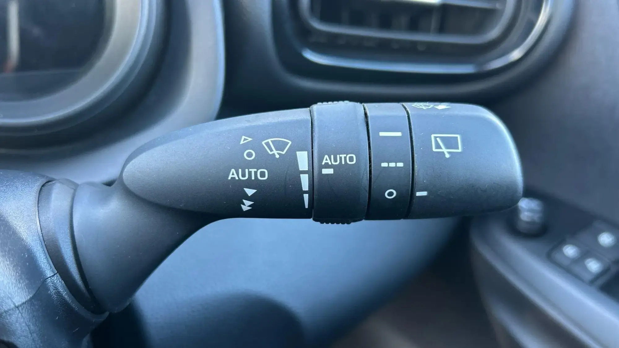 Toyota Yaris Hybrid Image 30