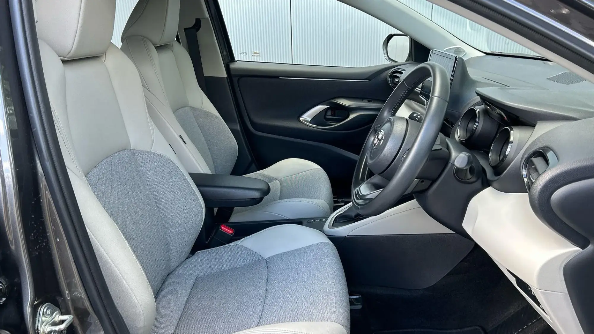 Toyota Yaris Hybrid Image 14
