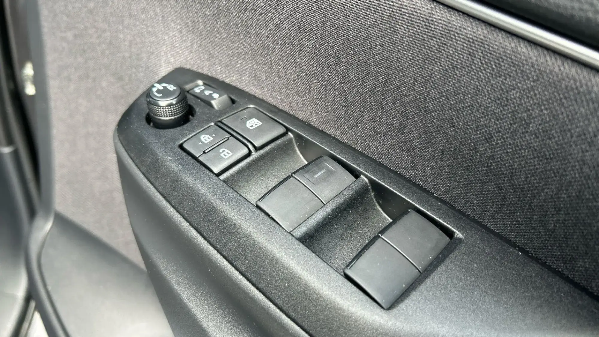 Toyota Yaris Hybrid Image 34