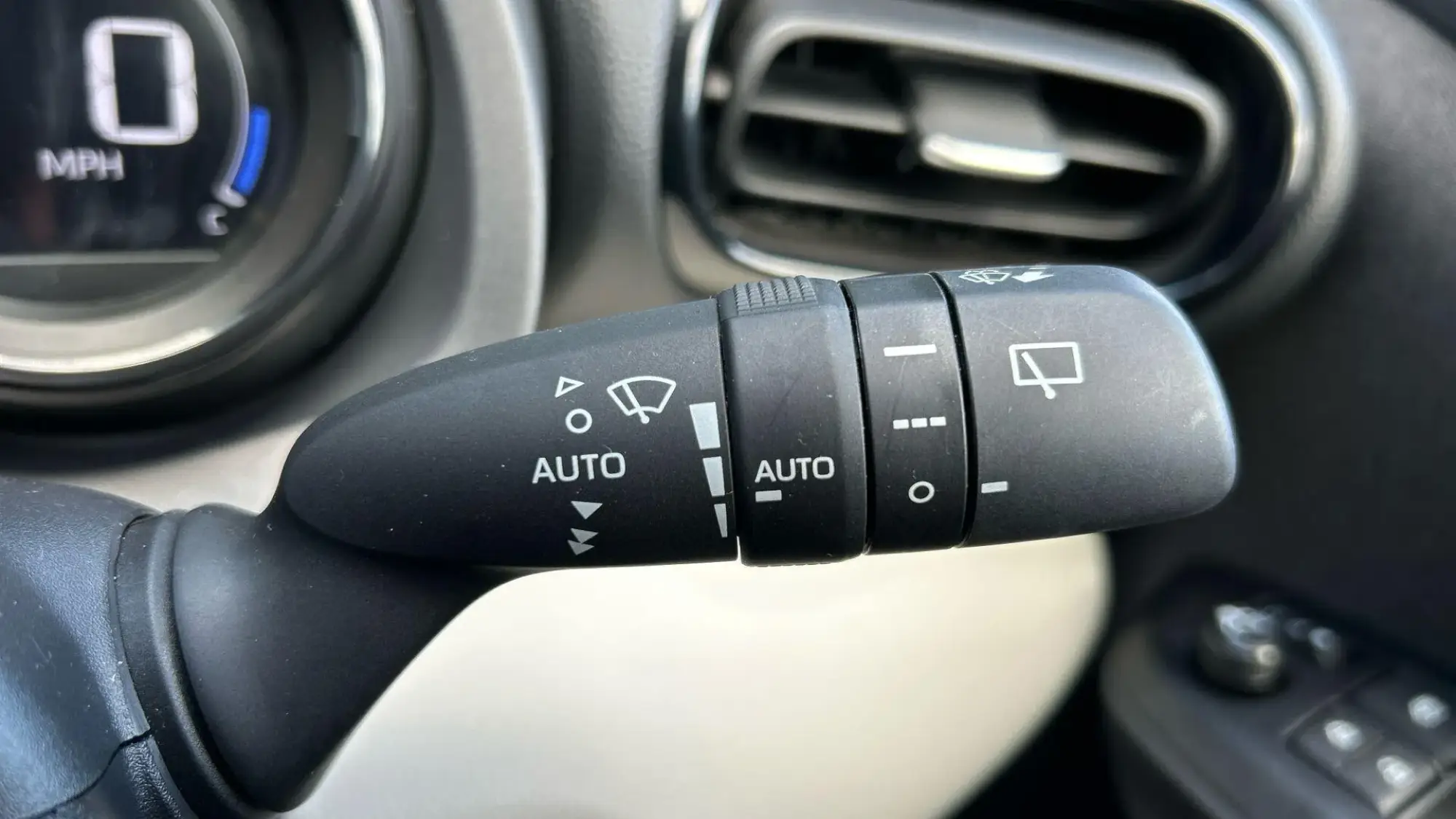 Toyota Yaris Hybrid Image 39