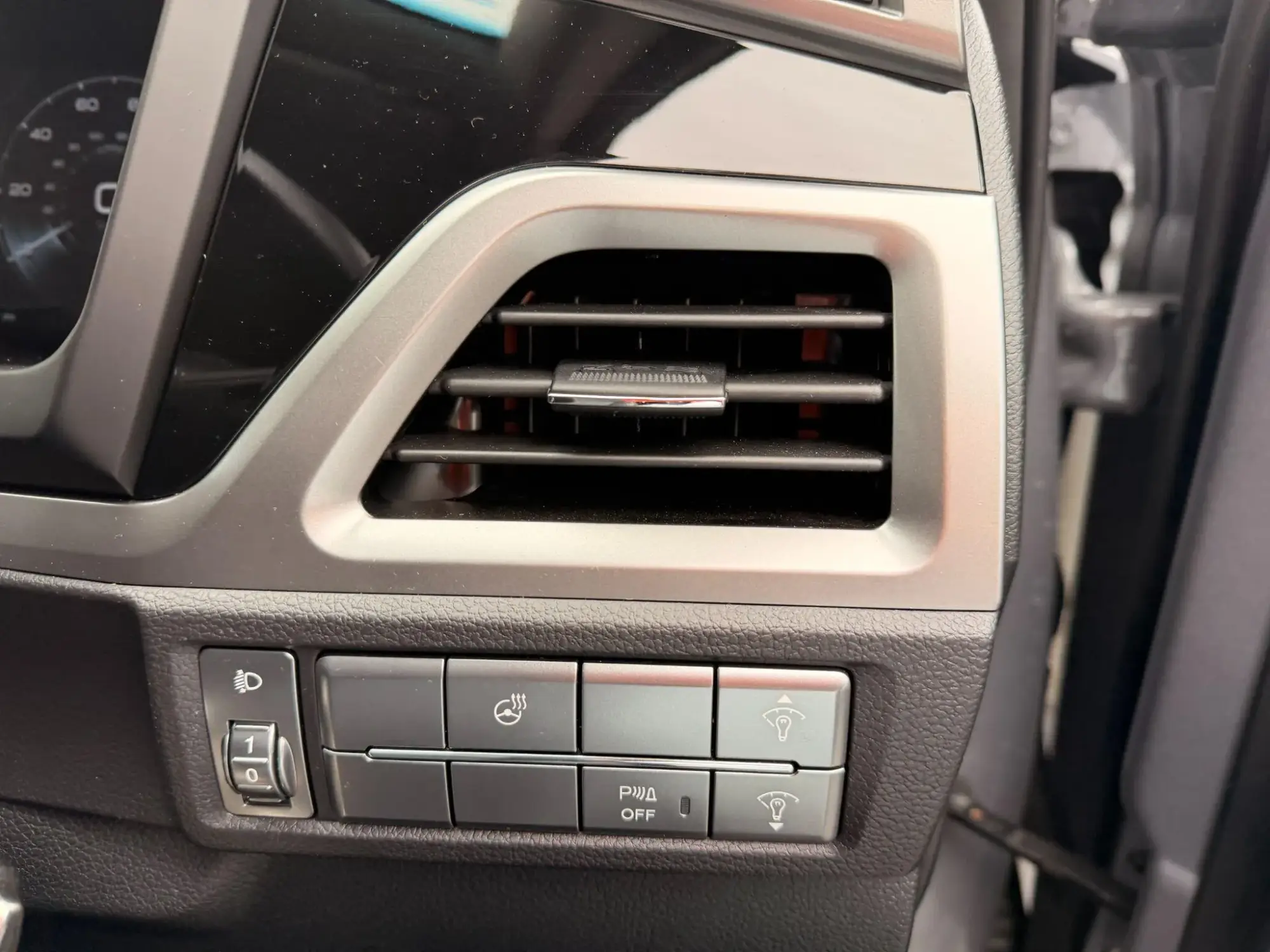 KGM Korando Image 21