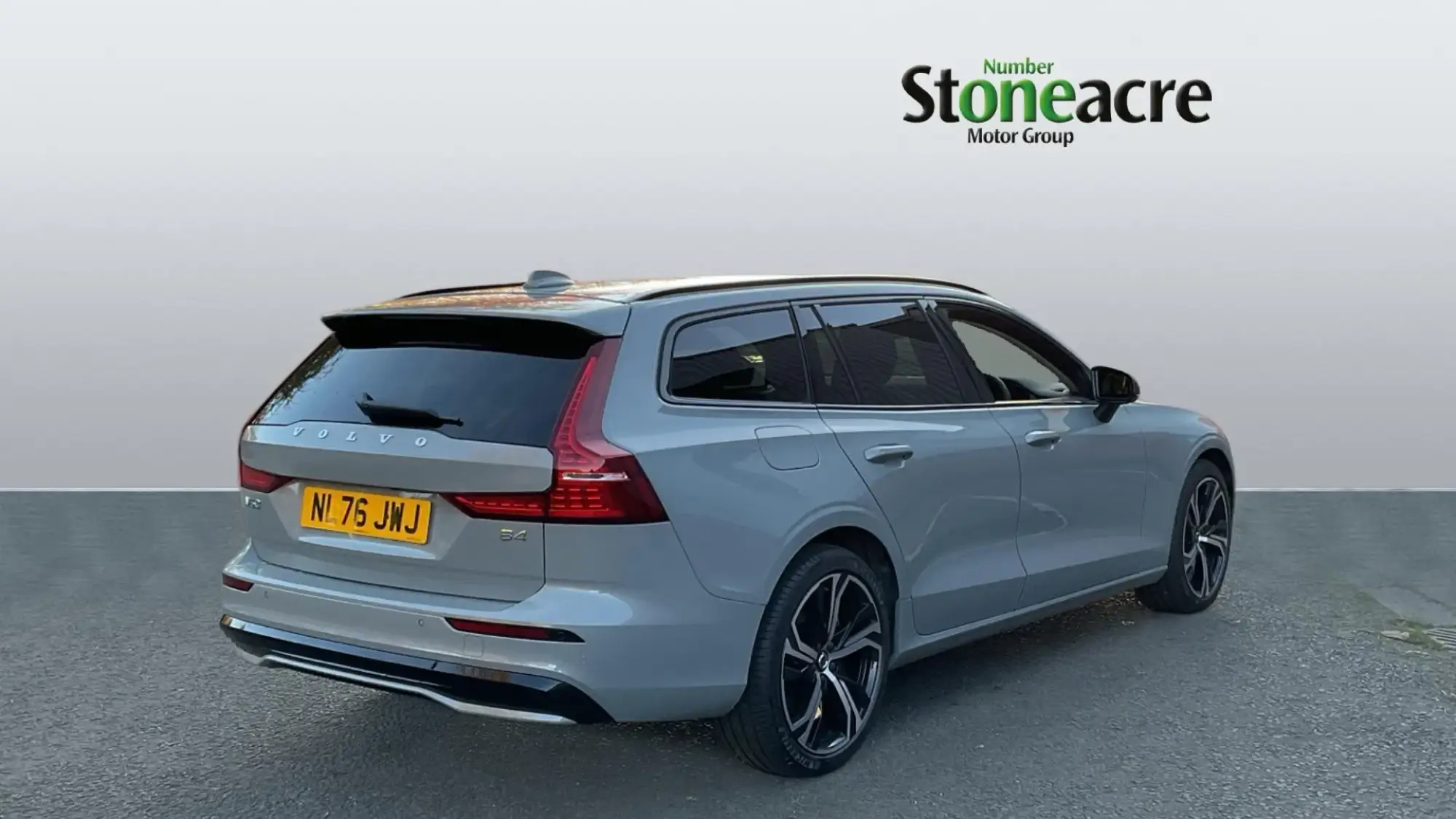 Volvo V60 2.0 B4 MHEV Plus DCT Auto Euro 6 (s/s) 5dr NL76JWJ Image 2