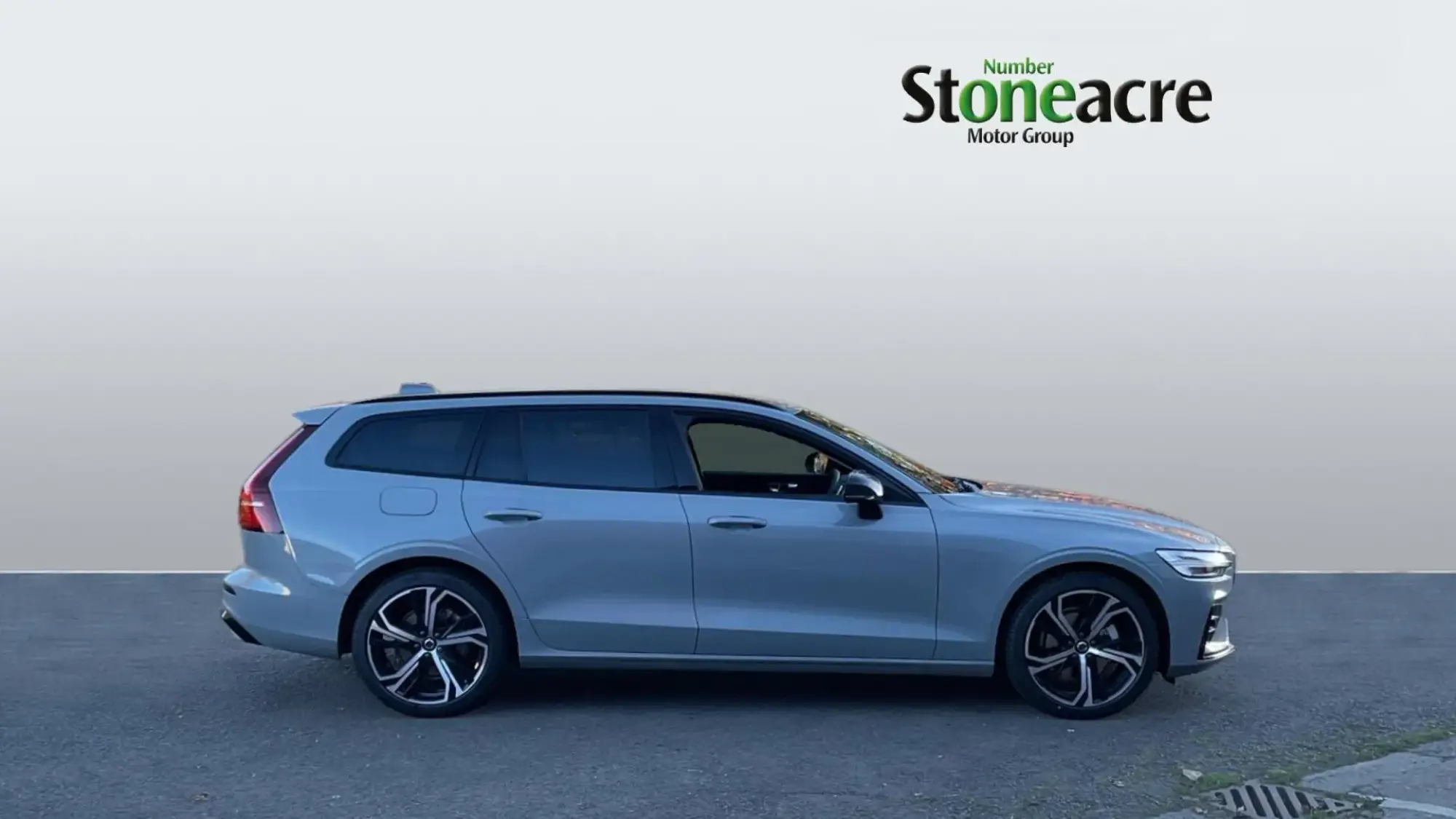 Volvo V60 2.0 B4 MHEV Plus DCT Auto Euro 6 (s/s) 5dr NL76JWJ Image 3