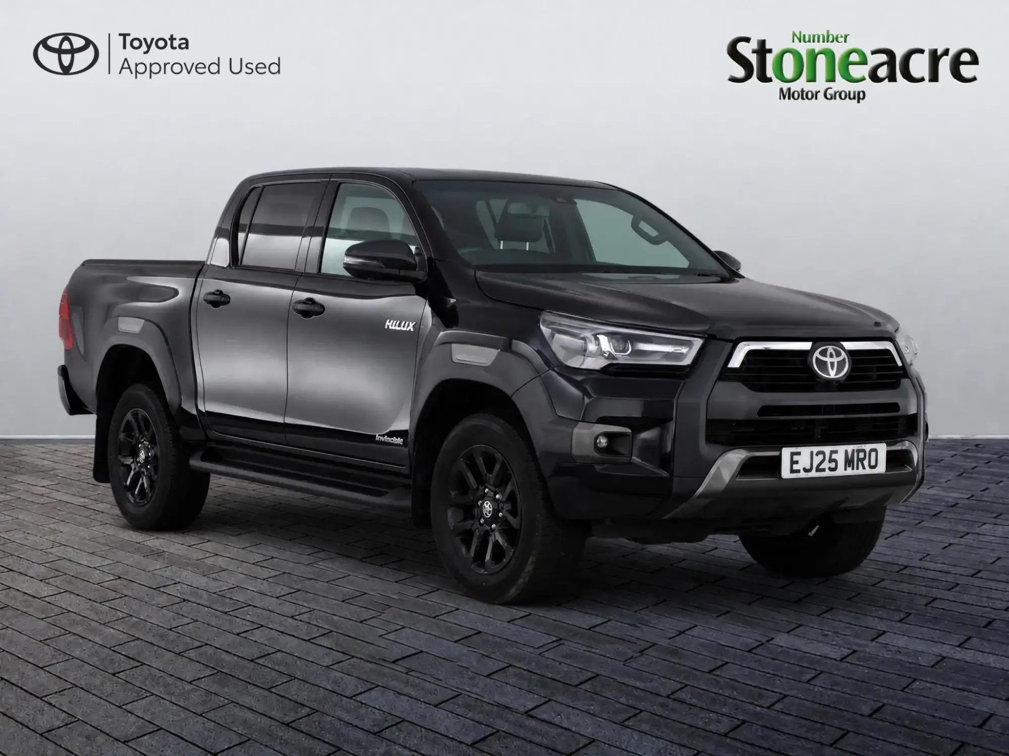Toyota Hilux 2.8 D-4D-h Invincible X Auto 4WD Euro 6 4dr EJ25MRO Image 1 Toyota Hilux 2.8 D-4D-h Invincible X Auto 4WD Euro 6 4dr EJ25MRO Image 1