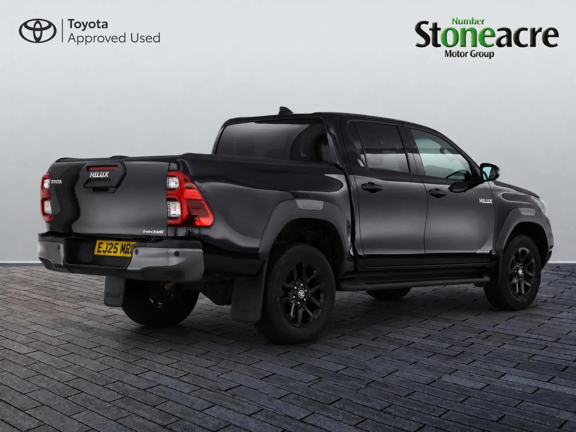 Toyota Hilux 2.8 D-4D-h Invincible X Auto 4WD Euro 6 4dr EJ25MRO Image 2 Toyota Hilux 2.8 D-4D-h Invincible X Auto 4WD Euro 6 4dr EJ25MRO Image 2