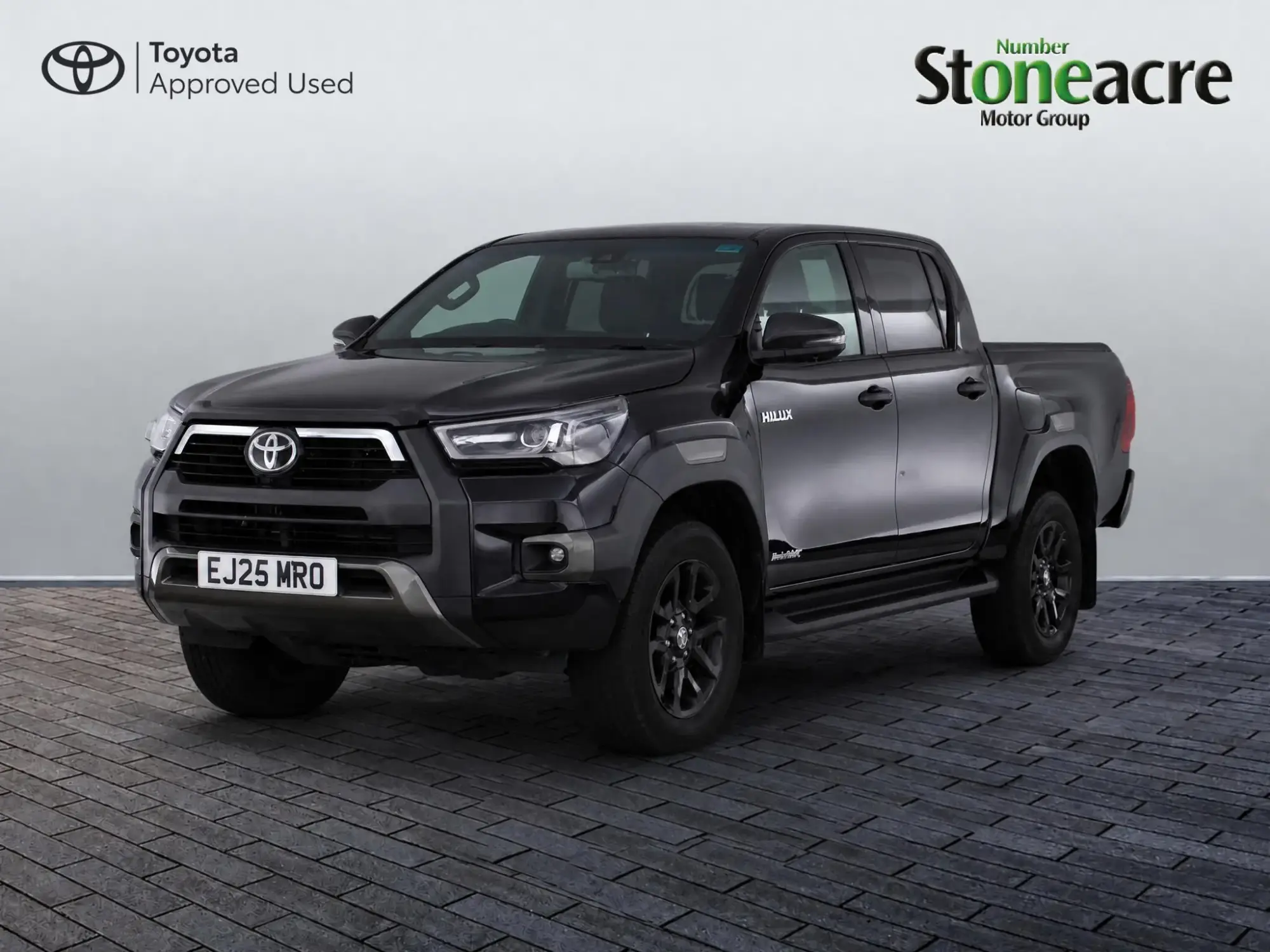Toyota Hilux 2.8 D-4D-h Invincible X Auto 4WD Euro 6 4dr EJ25MRO Image 3 Toyota Hilux 2.8 D-4D-h Invincible X Auto 4WD Euro 6 4dr EJ25MRO Image 3