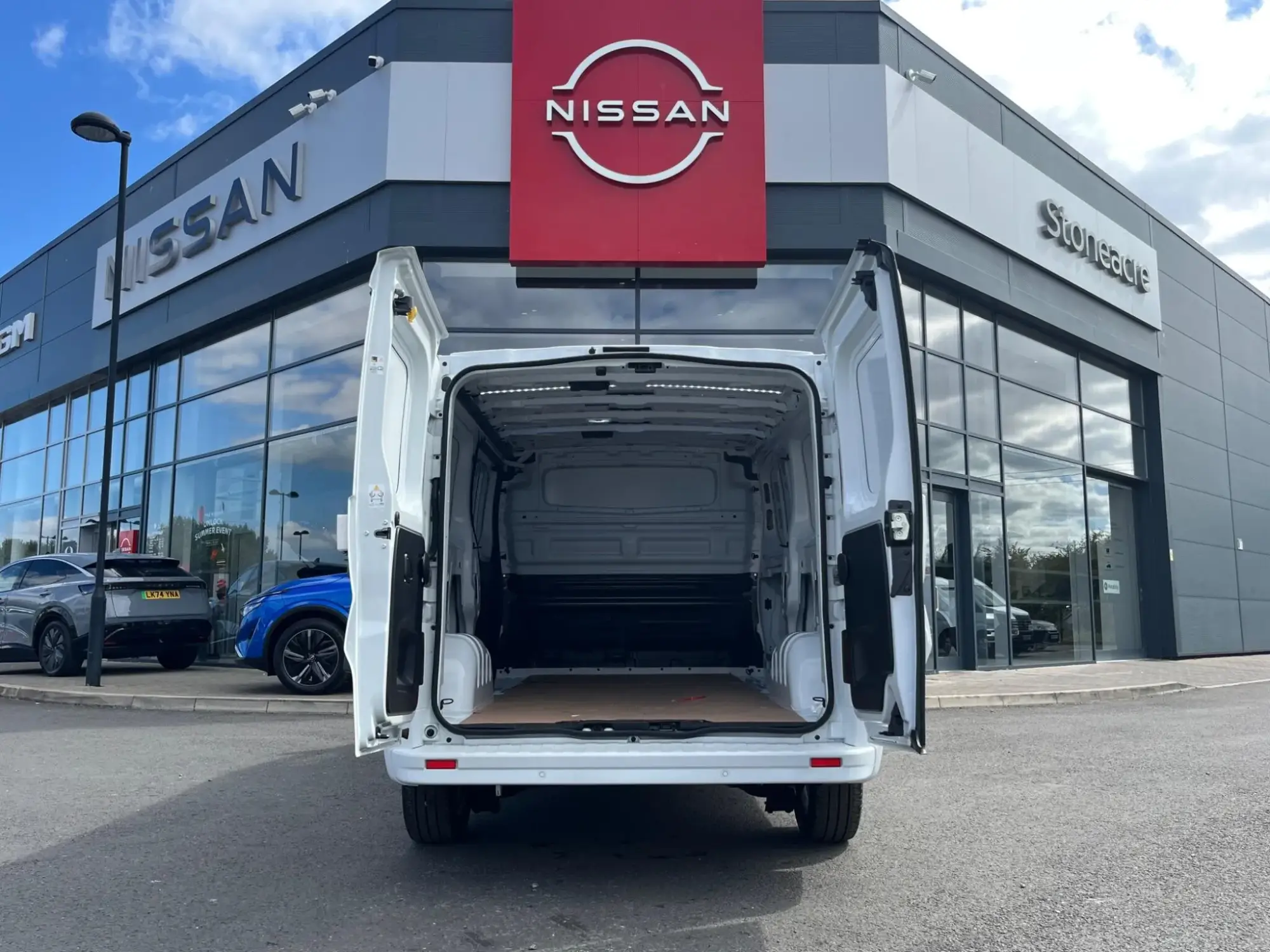 Nissan Primastar 2.0 dCi 30 Tekna L2 Euro 6 (s/s) 5dr Image 2 Nissan Primastar 2.0 dCi 30 Tekna L2 Euro 6 (s/s) 5dr Image 2