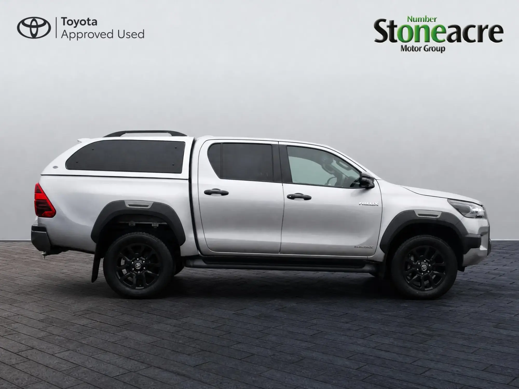 Toyota Hilux 2.8 D-4D-h Invincible X Auto 4WD Euro 6 4dr FL26HNA Image 2 Toyota Hilux 2.8 D-4D-h Invincible X Auto 4WD Euro 6 4dr FL26HNA Image 2
