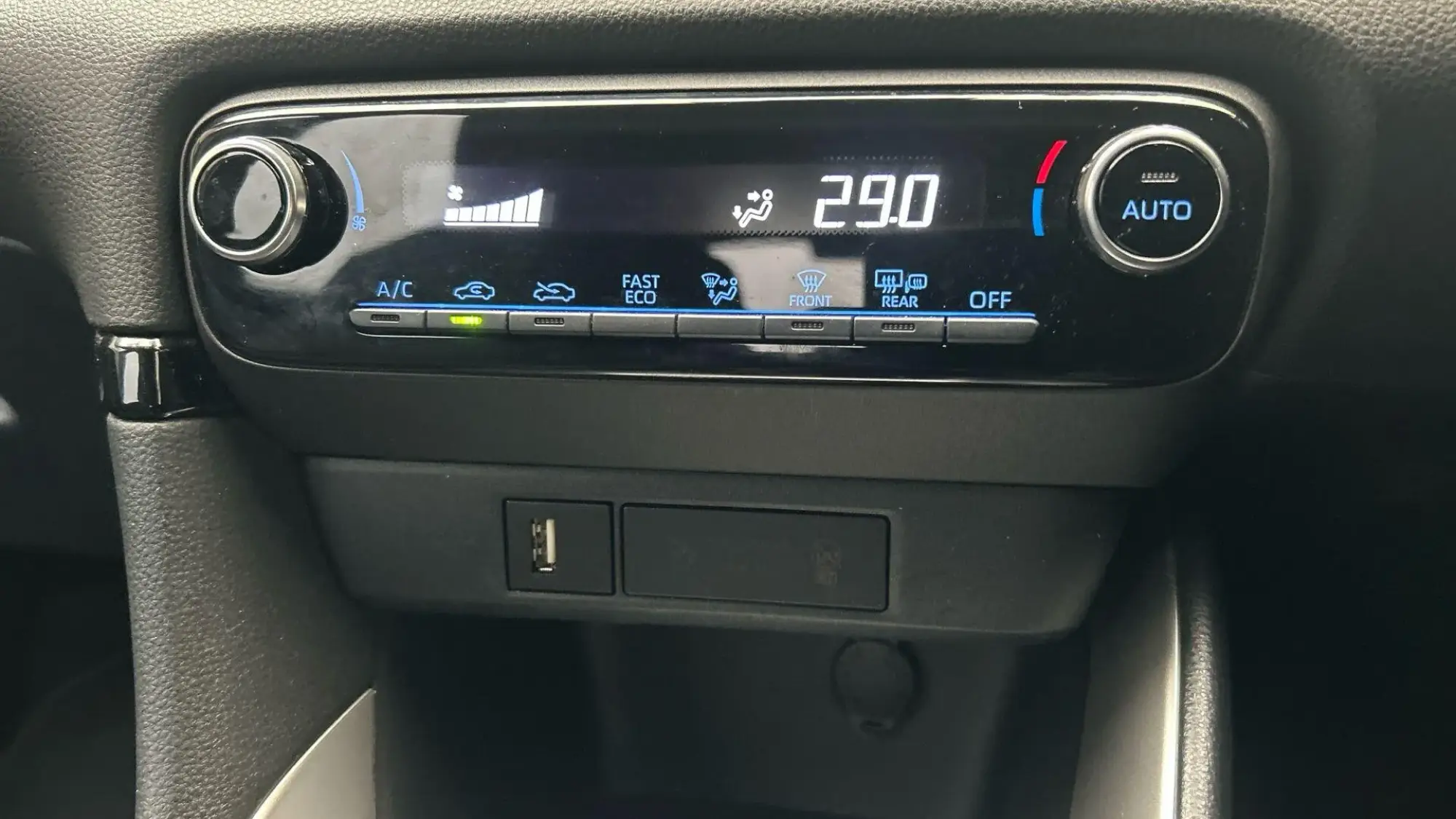 Toyota Yaris Hybrid Image 26 Toyota Yaris Hybrid Image 26