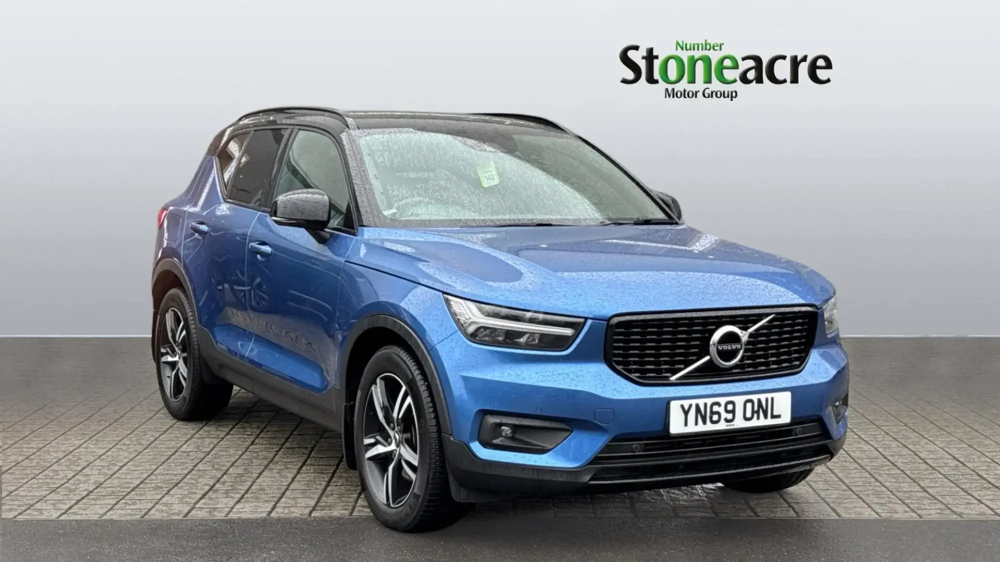 Volvo XC40 2.0 D4 R-Design Auto AWD Euro 6 (s/s) 5dr YN69ONL Image 1 Volvo XC40 2.0 D4 R-Design Auto AWD Euro 6 (s/s) 5dr YN69ONL Image 1