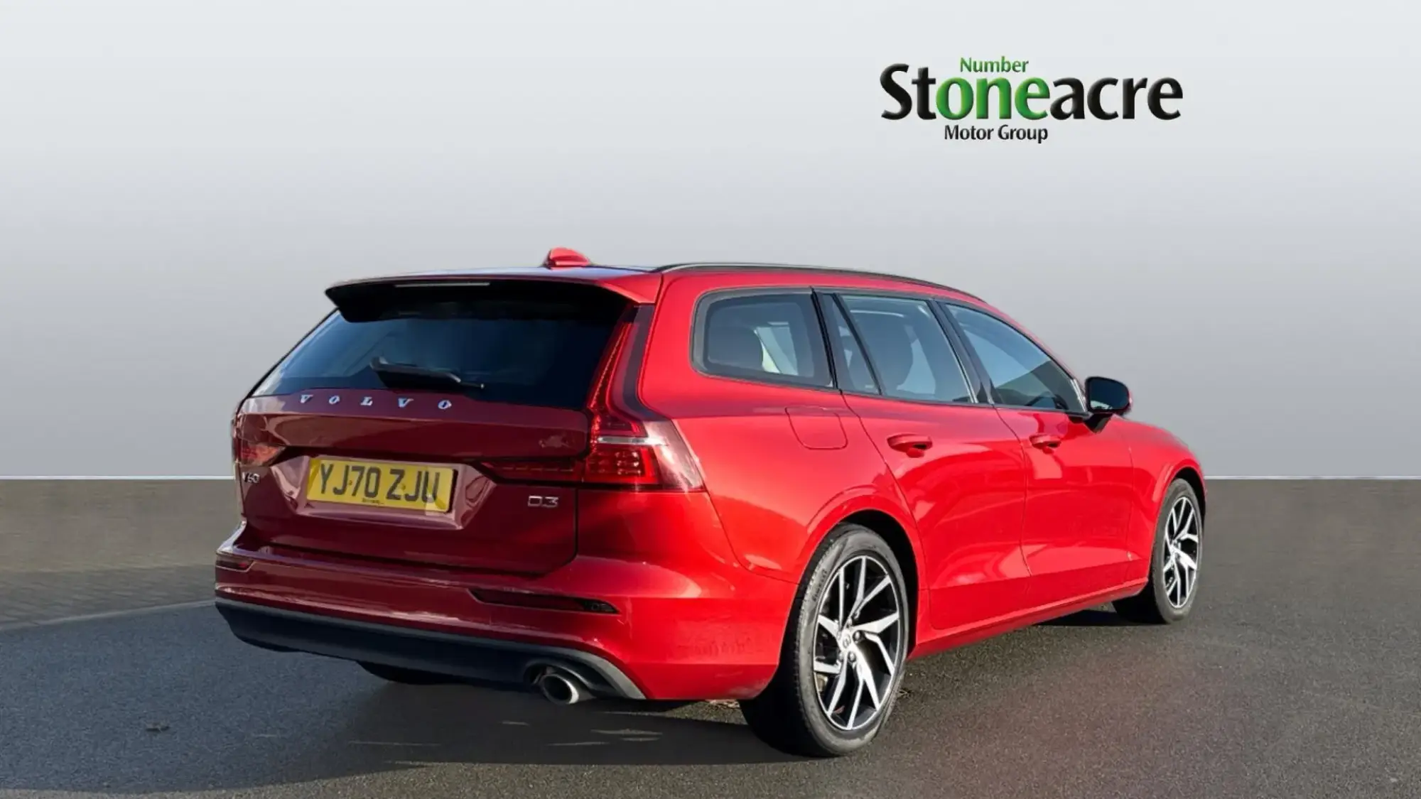 Volvo V60 2.0 D3 Momentum Plus Euro 6 (s/s) 5dr YJ70ZJU Image 2 Volvo V60 2.0 D3 Momentum Plus Euro 6 (s/s) 5dr YJ70ZJU Image 2