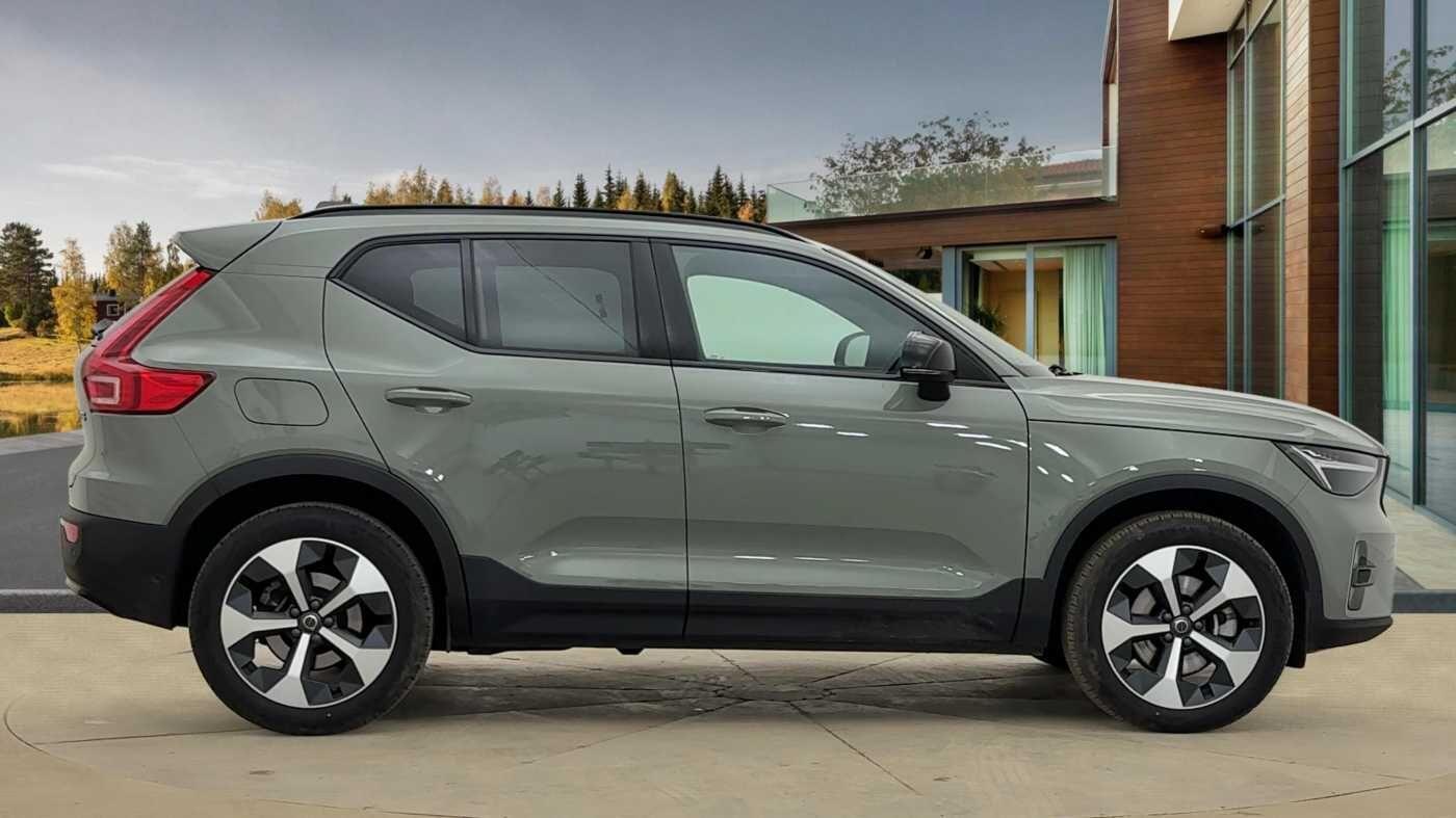 Volvo XC40 2.0 B3P Plus Dark 5dr Auto FL25LHN Image 2