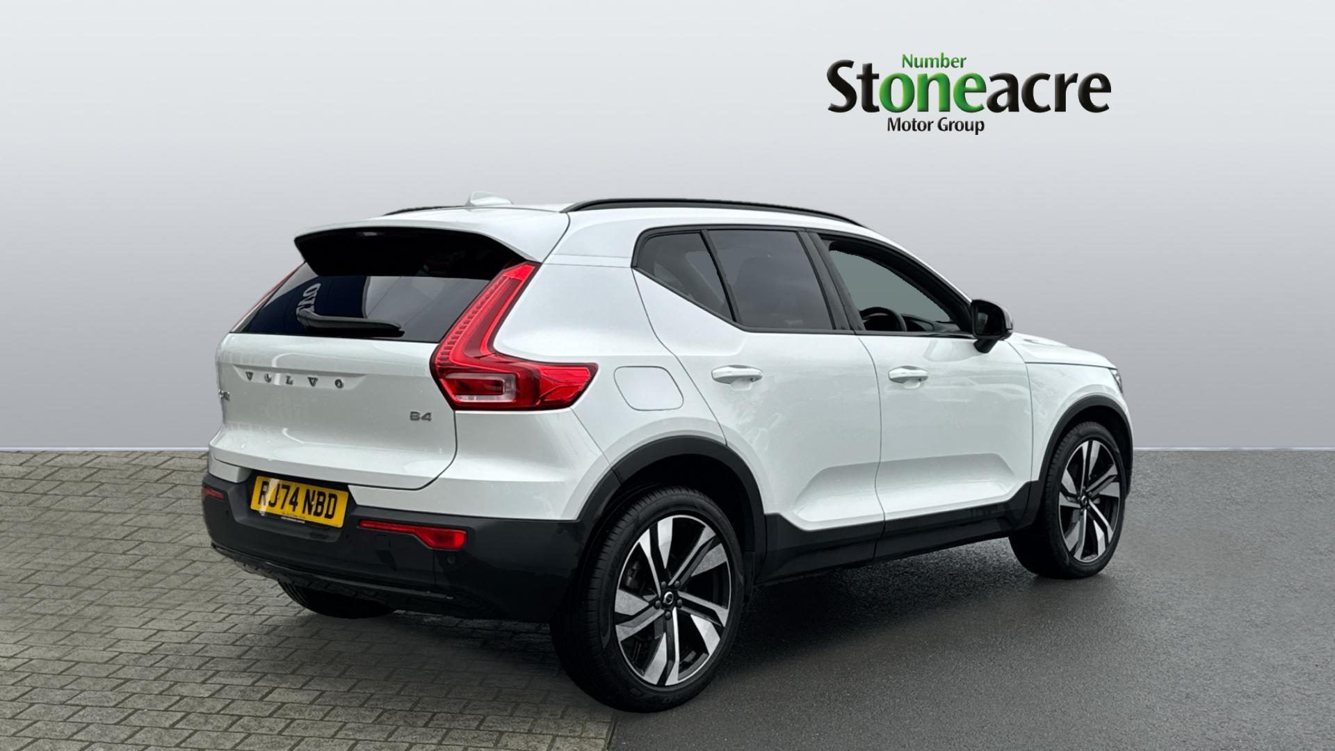 Volvo XC40 2.0 B4 MHEV Ultra Dark DCT Auto Euro 6 (s/s) 5dr RJ74NBD Image 2