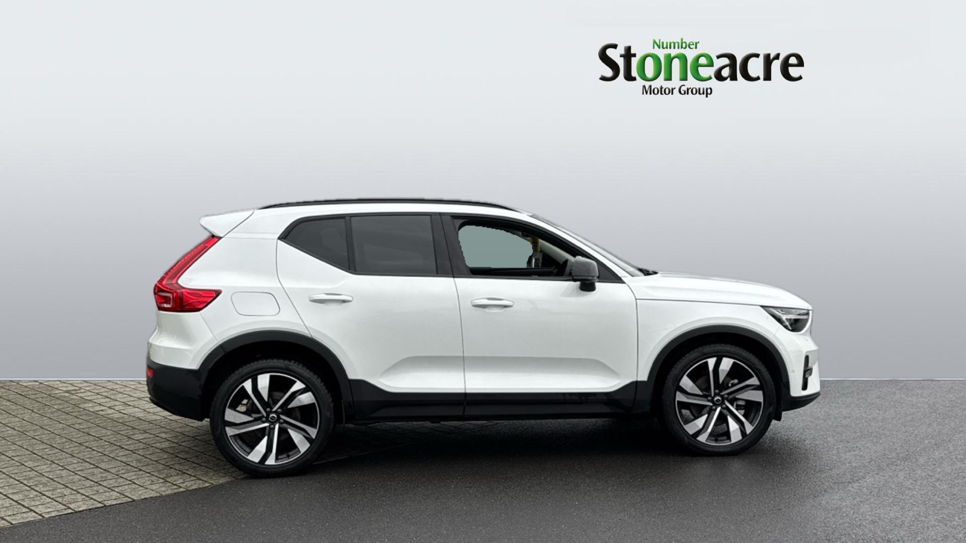 Volvo XC40 2.0 B4 MHEV Ultra Dark DCT Auto Euro 6 (s/s) 5dr RJ74NBD Image 3