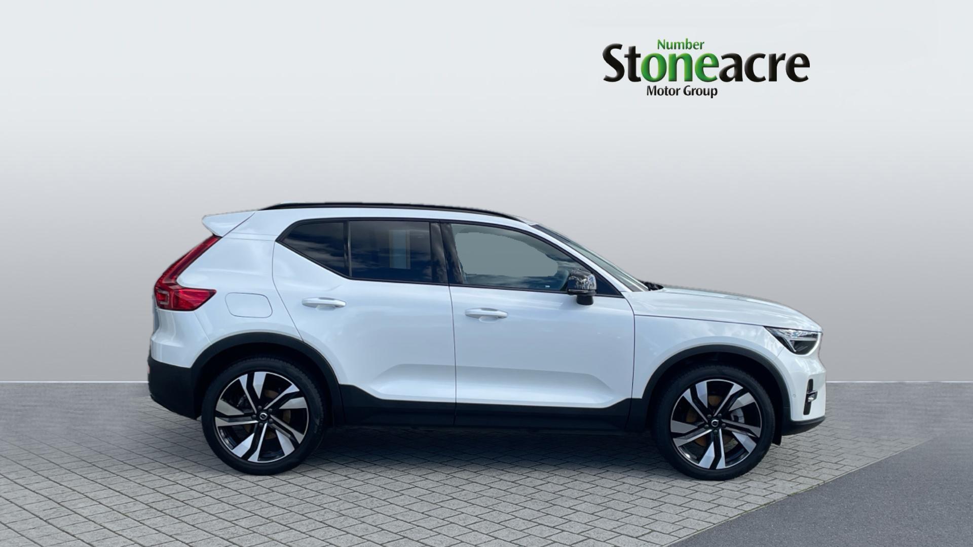Volvo XC40 2.0 B4 MHEV Ultra Dark DCT Auto Euro 6 (s/s) 5dr RF74ZBL Image 3