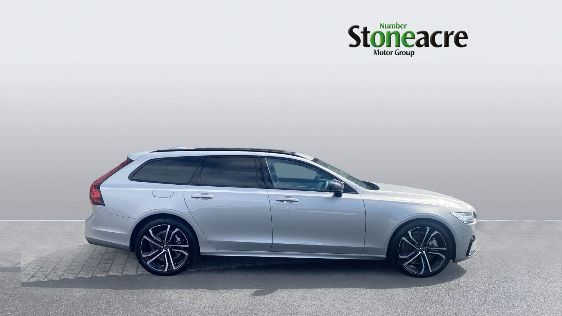 Volvo V90 Plug-In Hybrid Image 3
