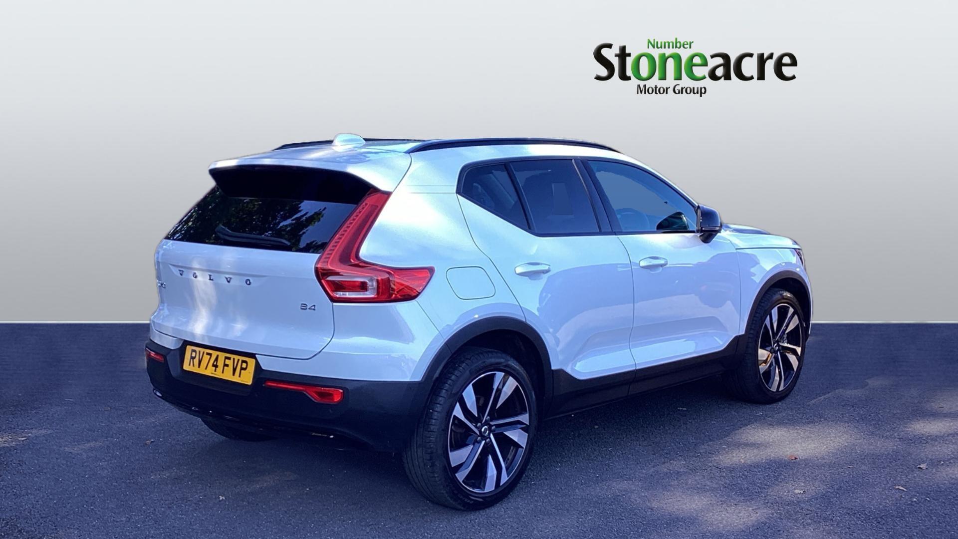 Volvo XC40 2.0 B4 MHEV Ultra Dark DCT Auto Euro 6 (s/s) 5dr RV74FVP Image 2