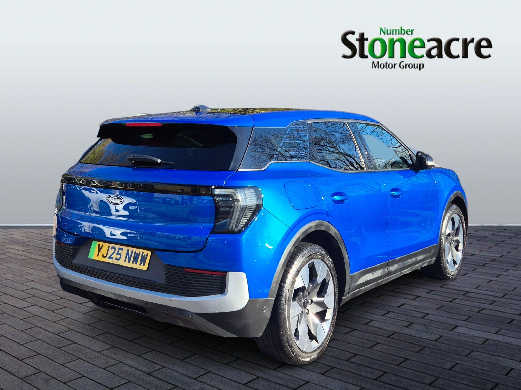 Ford Explorer Standard Range 52kWh Premium Auto 5dr YJ25NWW Image 3