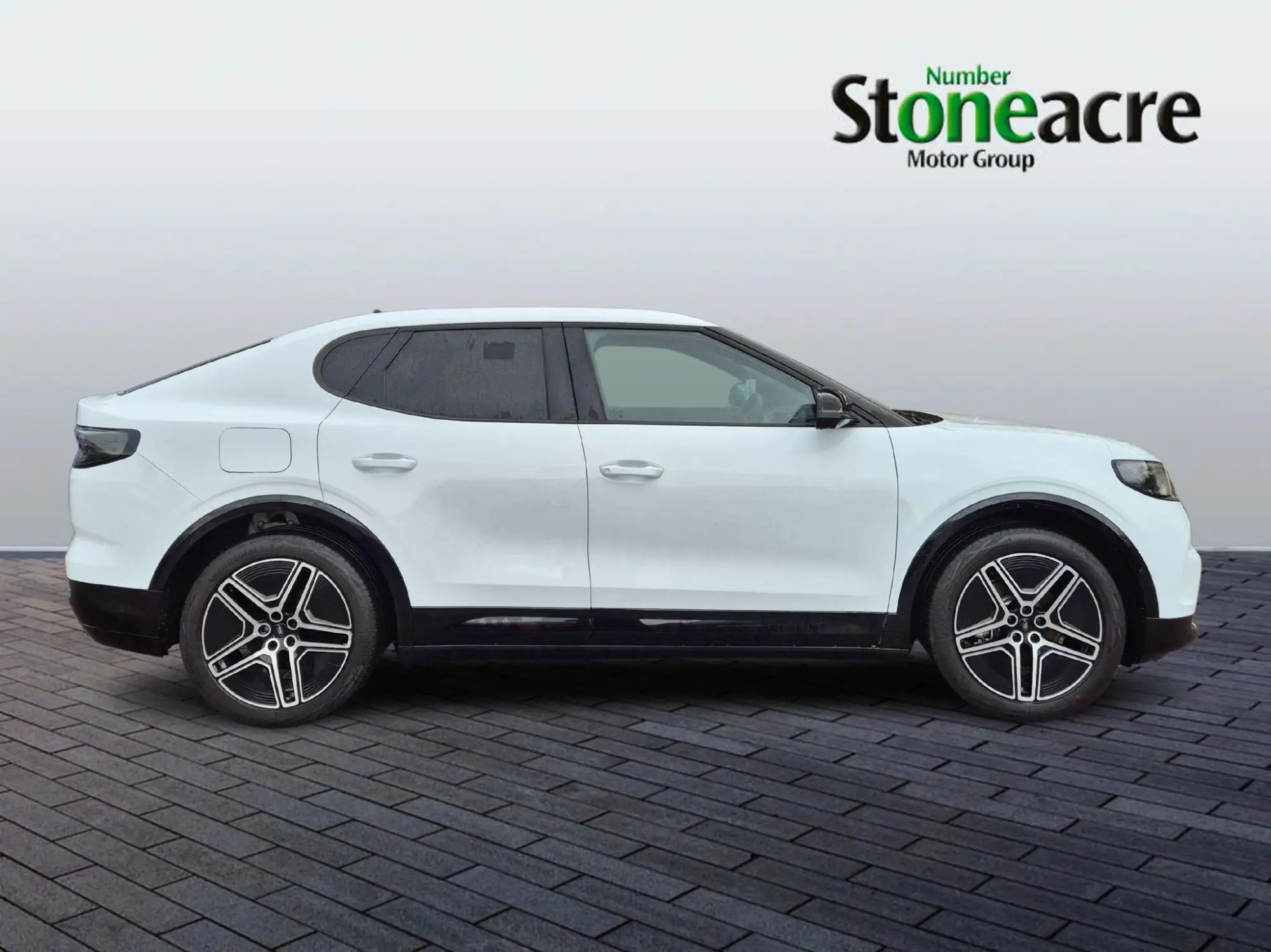 Ford Capri Standard Range 52kWh Premium Auto 5dr YJ25OAA Image 2