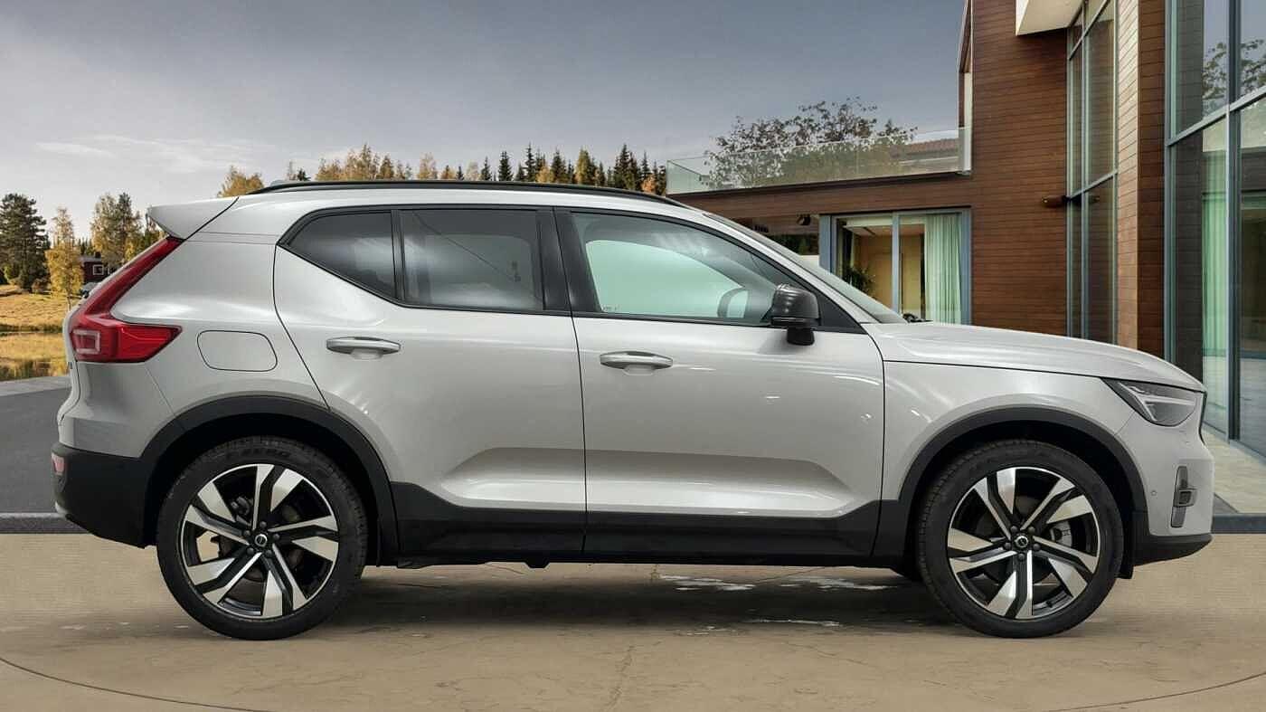 Volvo XC40 2.0 B4 MHEV Ultra Dark DCT Auto Euro 6 (s/s) 5dr FL25LUA Image 2