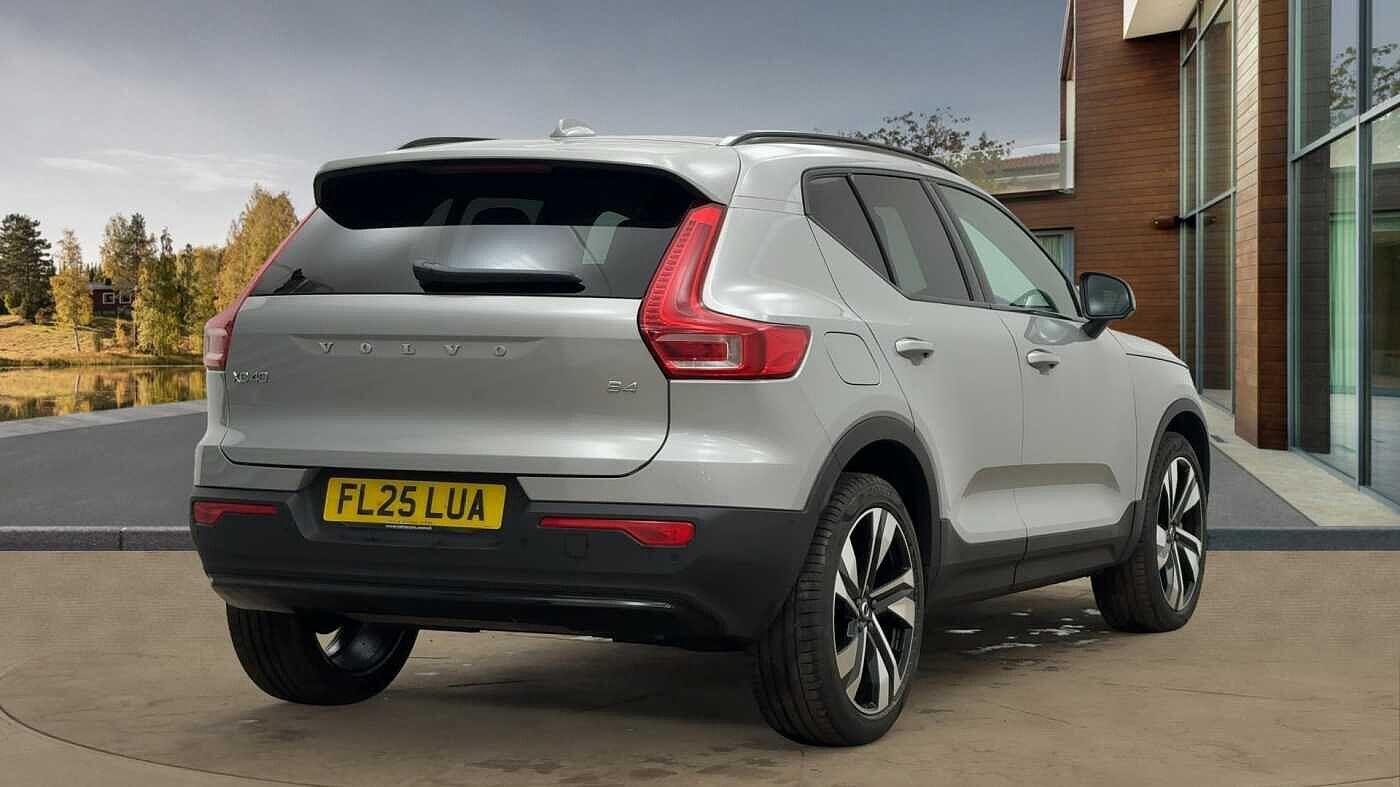 Volvo XC40 2.0 B4 MHEV Ultra Dark DCT Auto Euro 6 (s/s) 5dr FL25LUA Image 3