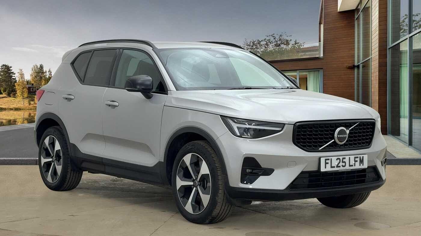 Volvo XC40 2.0 B3P Plus Dark 5dr Auto FL25LFM Image 1