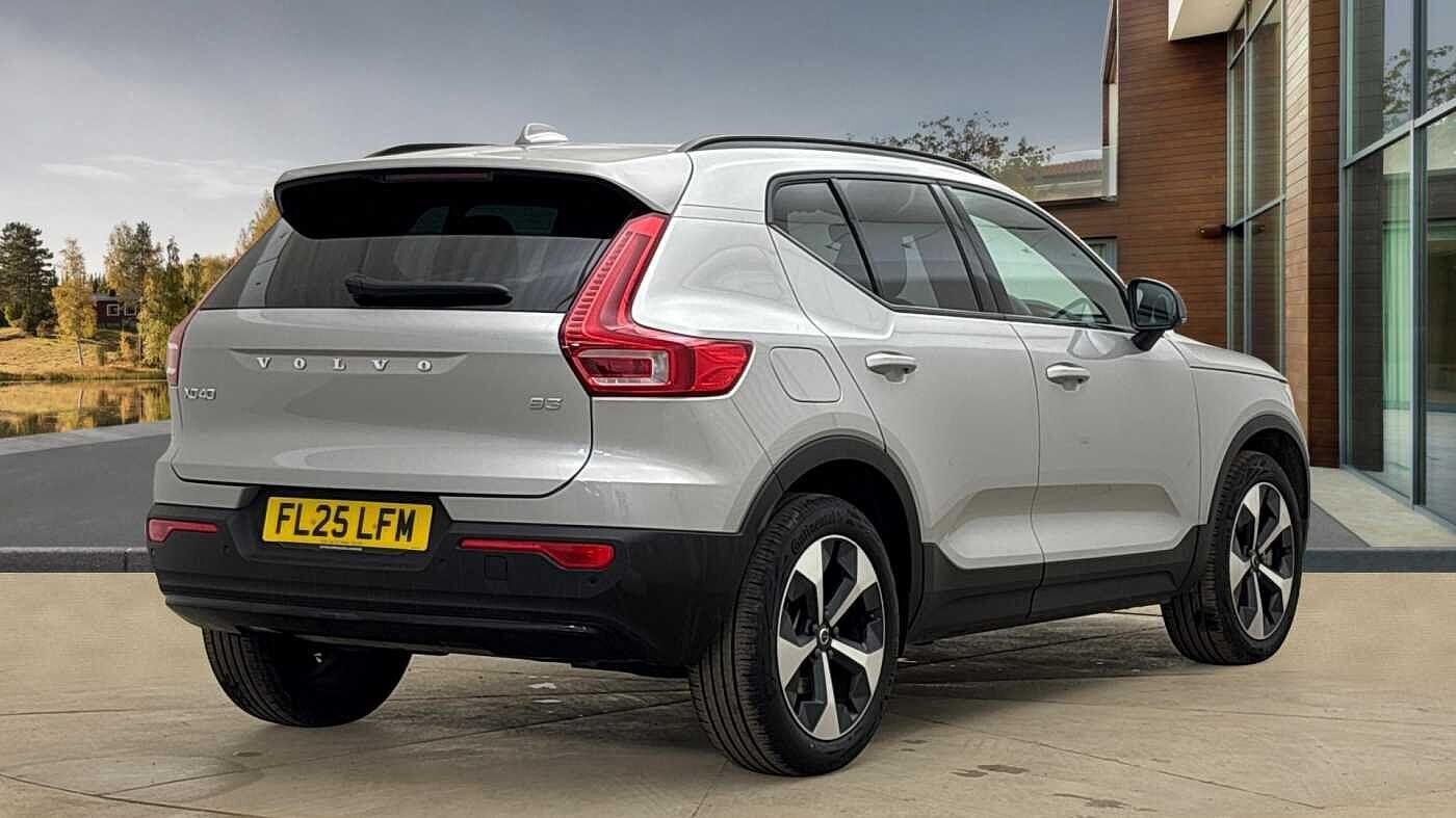 Volvo XC40 2.0 B3P Plus Dark 5dr Auto FL25LFM Image 3