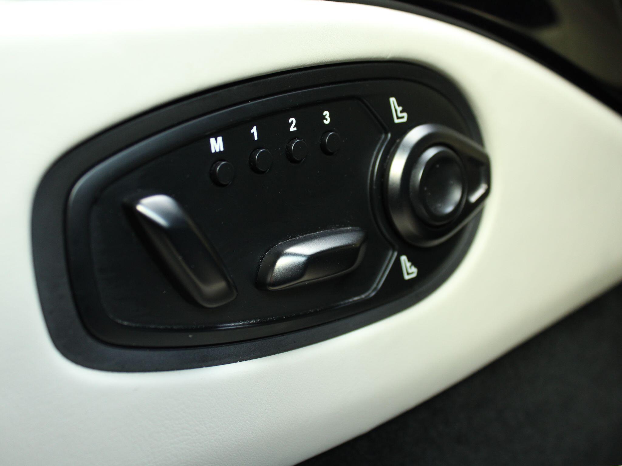 Aston Martin Vantage 2dr ZF 8 Speed Auto NG23FRF Image 3