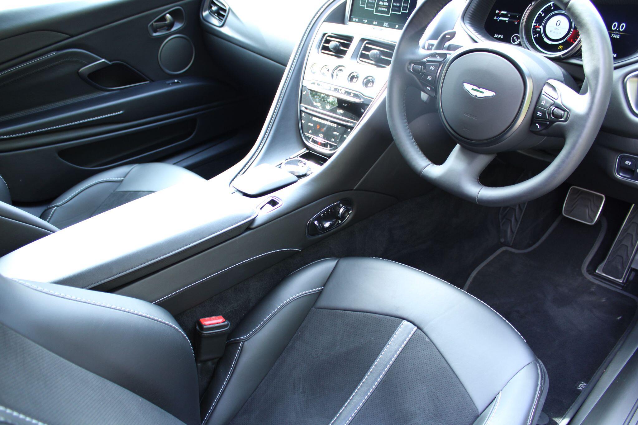 Aston Martin DB11 V8 528 2dr Touchtronic Auto SK22OPZ Image 3