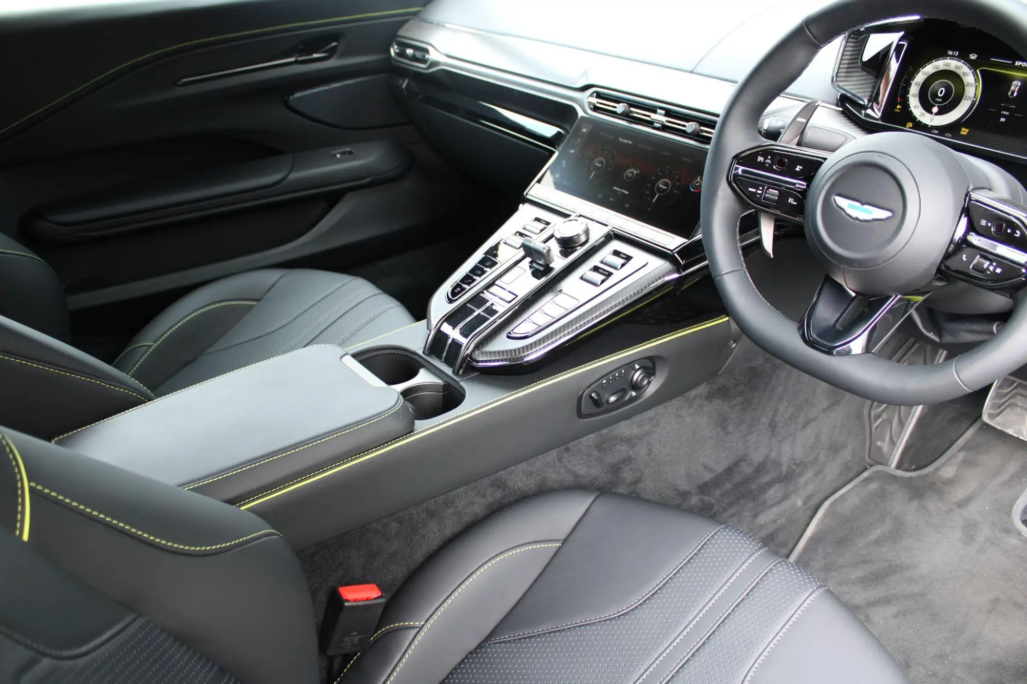 Aston Martin Vantage 4.0 V8 Auto Euro 6 2dr NK25ZGN Image 3