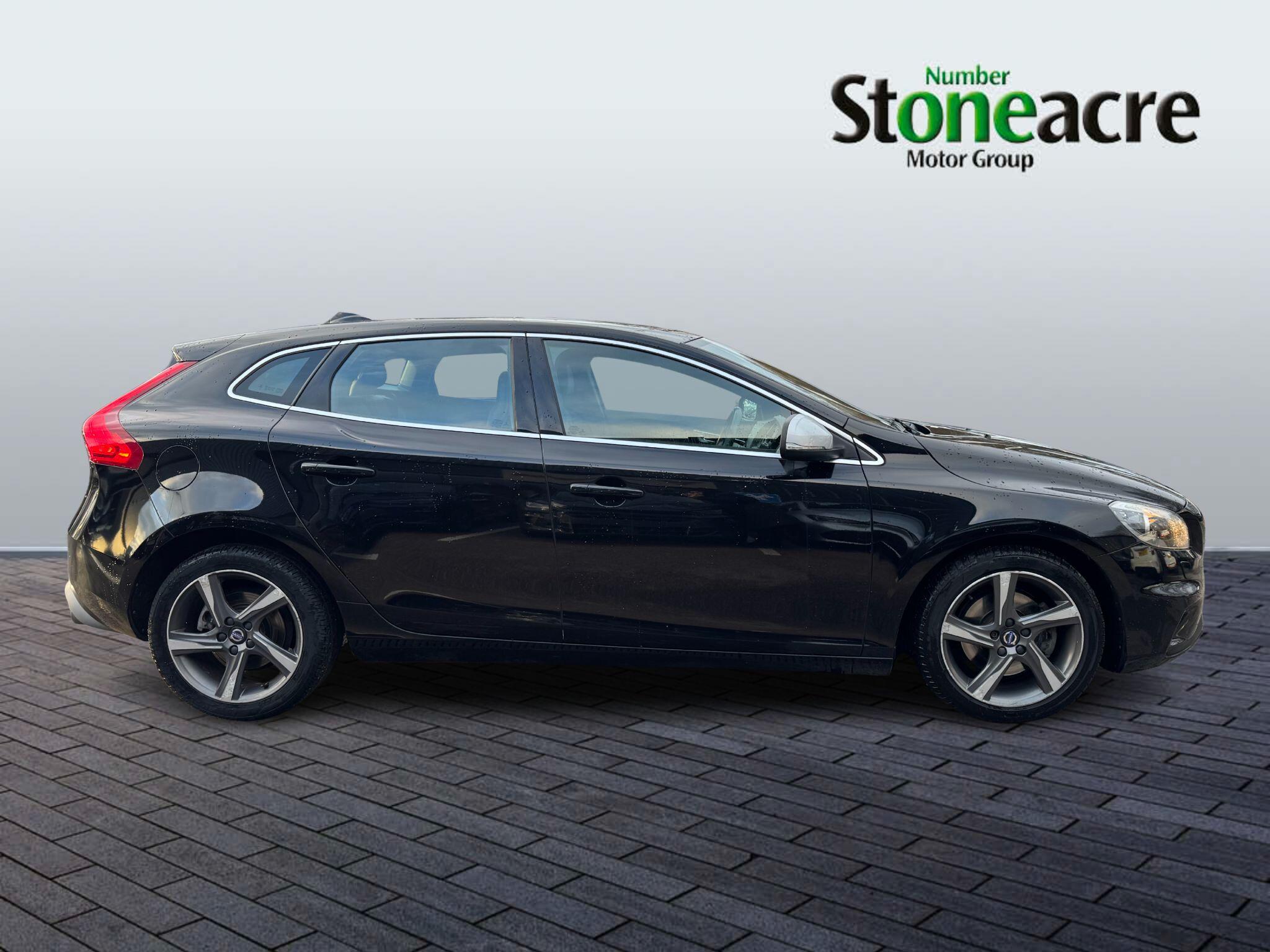 Volvo V40 2.0 T2 R-Design Euro 6 (s/s) 5dr EY16KJZ Image 2