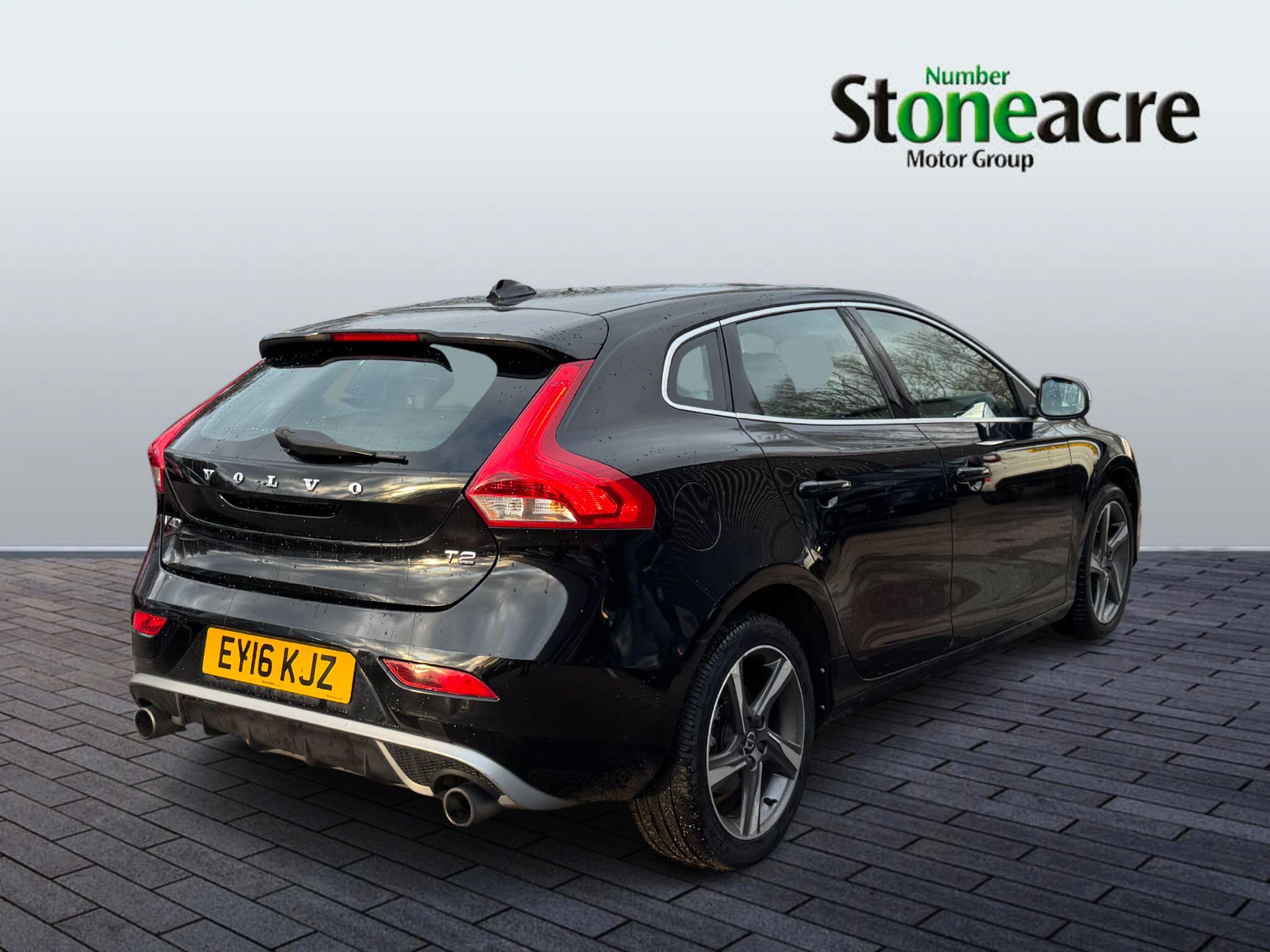 Volvo V40 2.0 T2 R-Design Euro 6 (s/s) 5dr EY16KJZ Image 3