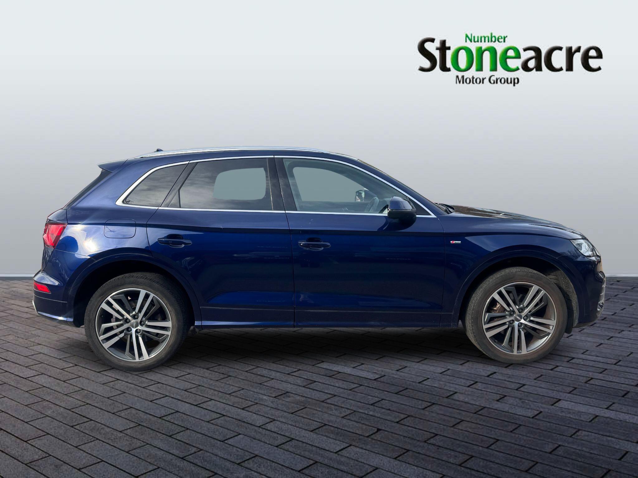 Audi Q5 2.0 TFSI 45 S line S Tronic quattro Euro 6 (s/s) 5dr LR69NPY Image 2