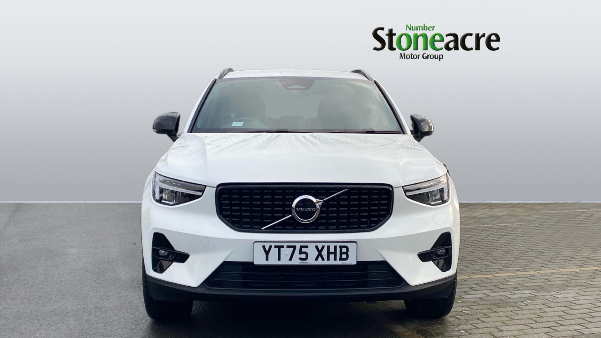 Volvo XC40 2.0 B3P Plus Dark 5dr Auto YT75XHB Image 2
