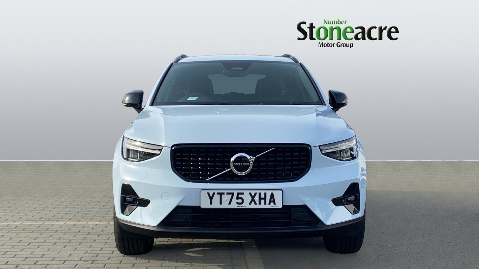 Volvo XC40 2.0 B3P Plus Dark 5dr Auto YT75XHA Image 2