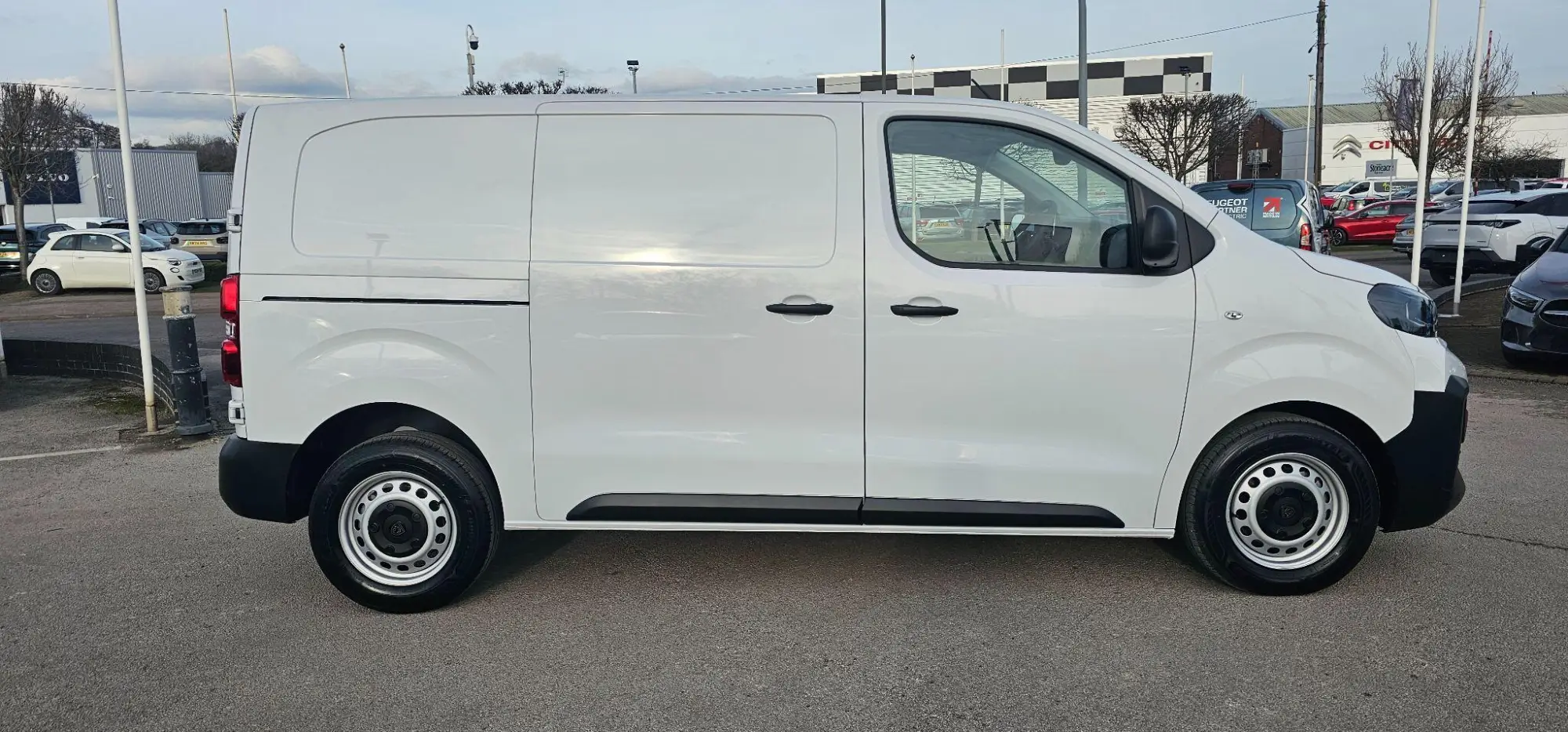 Peugeot Expert 2.2 BlueHDi Professional Standard Panel Van Standard Euro 6 (s/s) 6dr Image 2