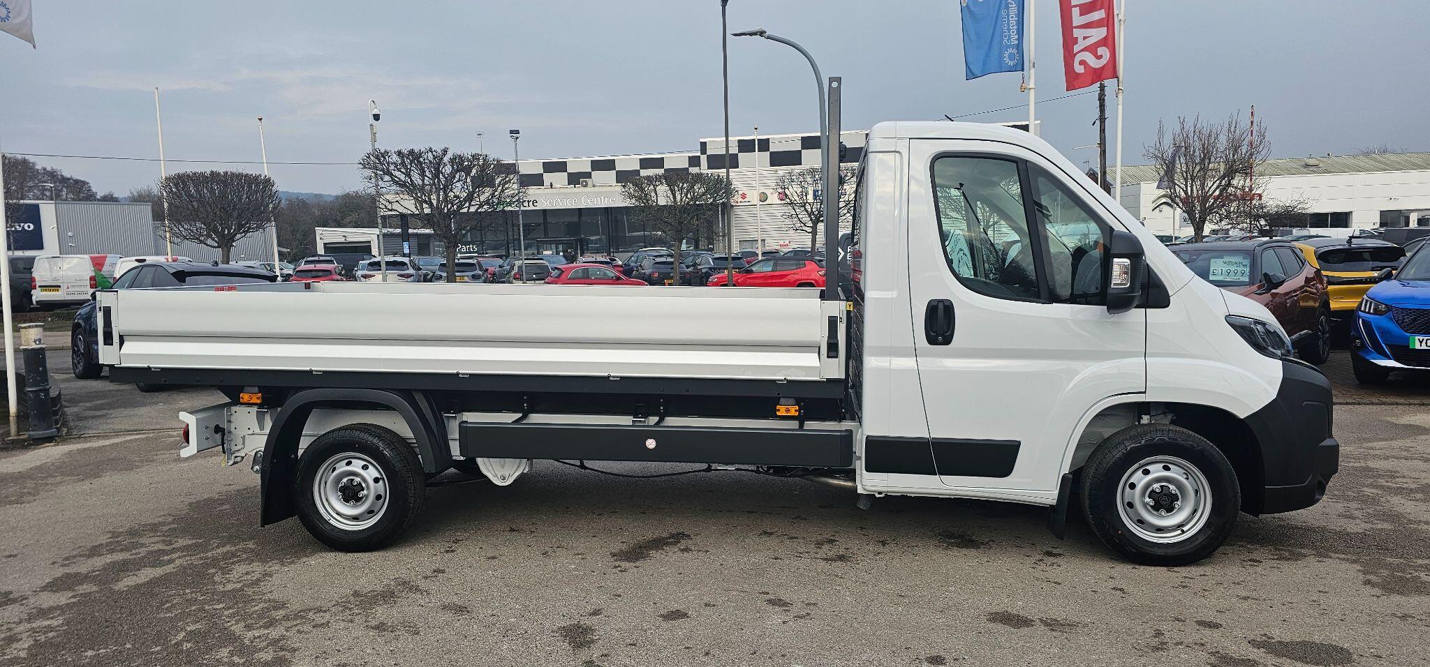 Peugeot Boxer 2.2 BlueHDi 335 Professional L3 Euro 6 (s/s) 2dr null Image 2