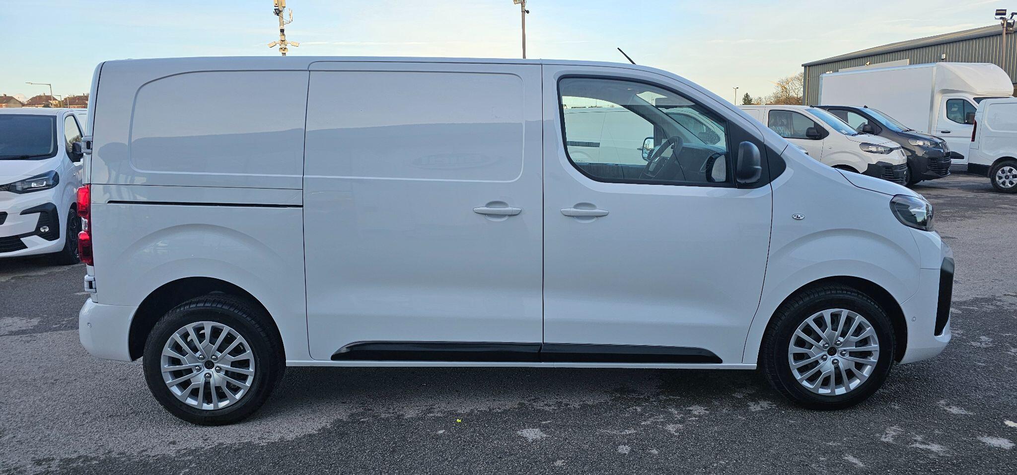 Peugeot Expert 1.5 BlueHDi Asphalt Standard Panel Van Standard Euro 6 (s/s) 6dr null Image 2