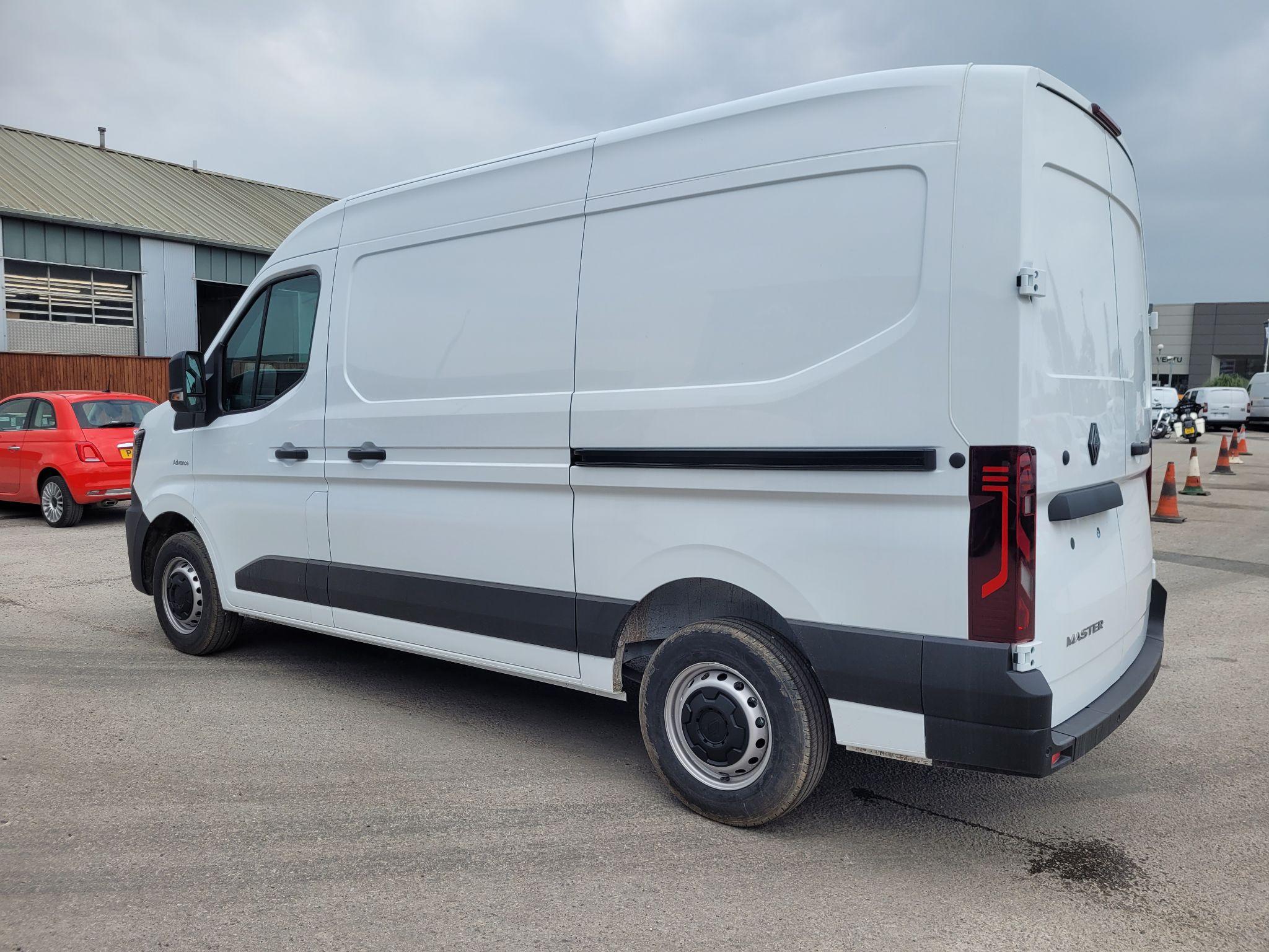 Renault Master 2.0 dCi 35 Advance MWB Medium Roof Euro 6 (s/s) 5dr YP75PZH Image 2