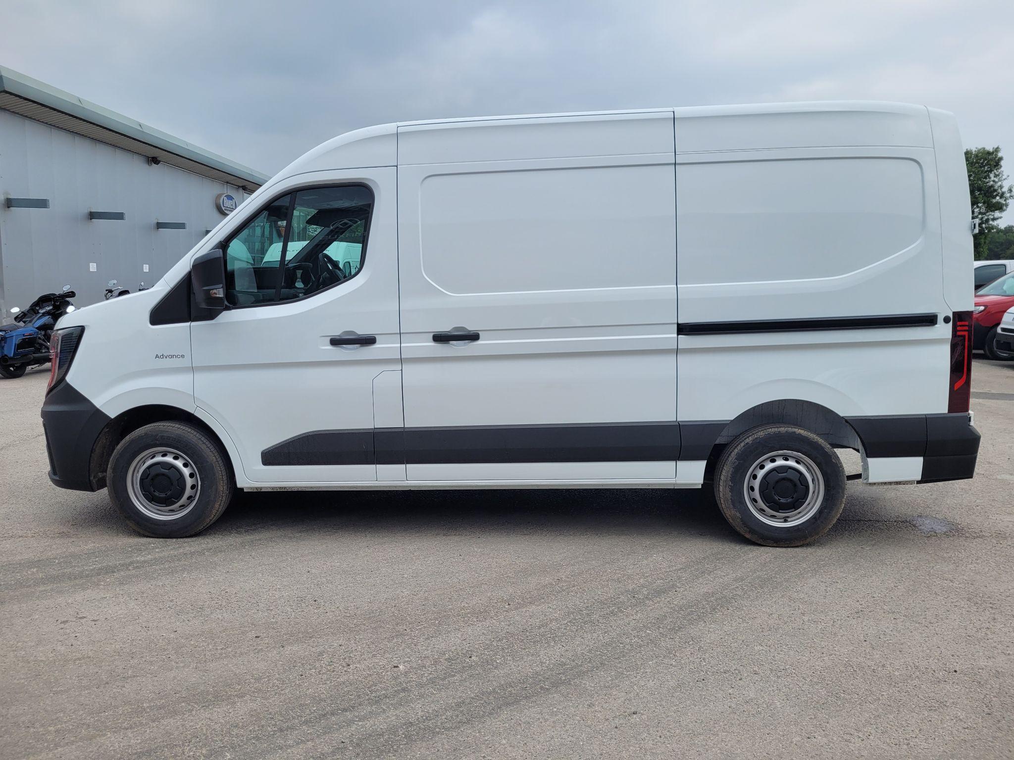 Renault Master 2.0 dCi 35 Advance MWB Medium Roof Euro 6 (s/s) 5dr YP75PZH Image 3