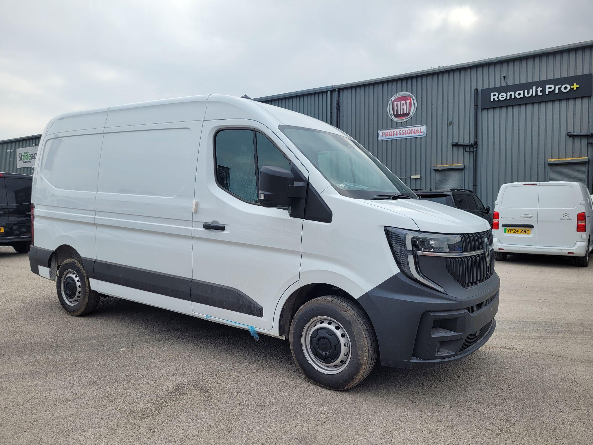 Renault Master 2.0 dCi 35 Advance MWB Medium Roof Euro 6 (s/s) 5dr YP75PZA Image 1