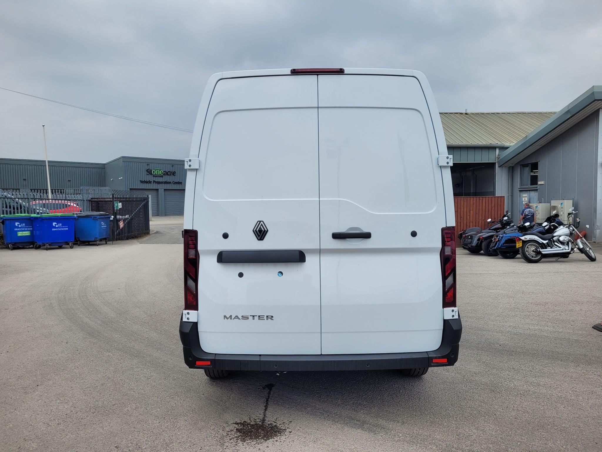 Renault Master 2.0 dCi 35 Advance MWB Medium Roof Euro 6 (s/s) 5dr YP75PZA Image 2
