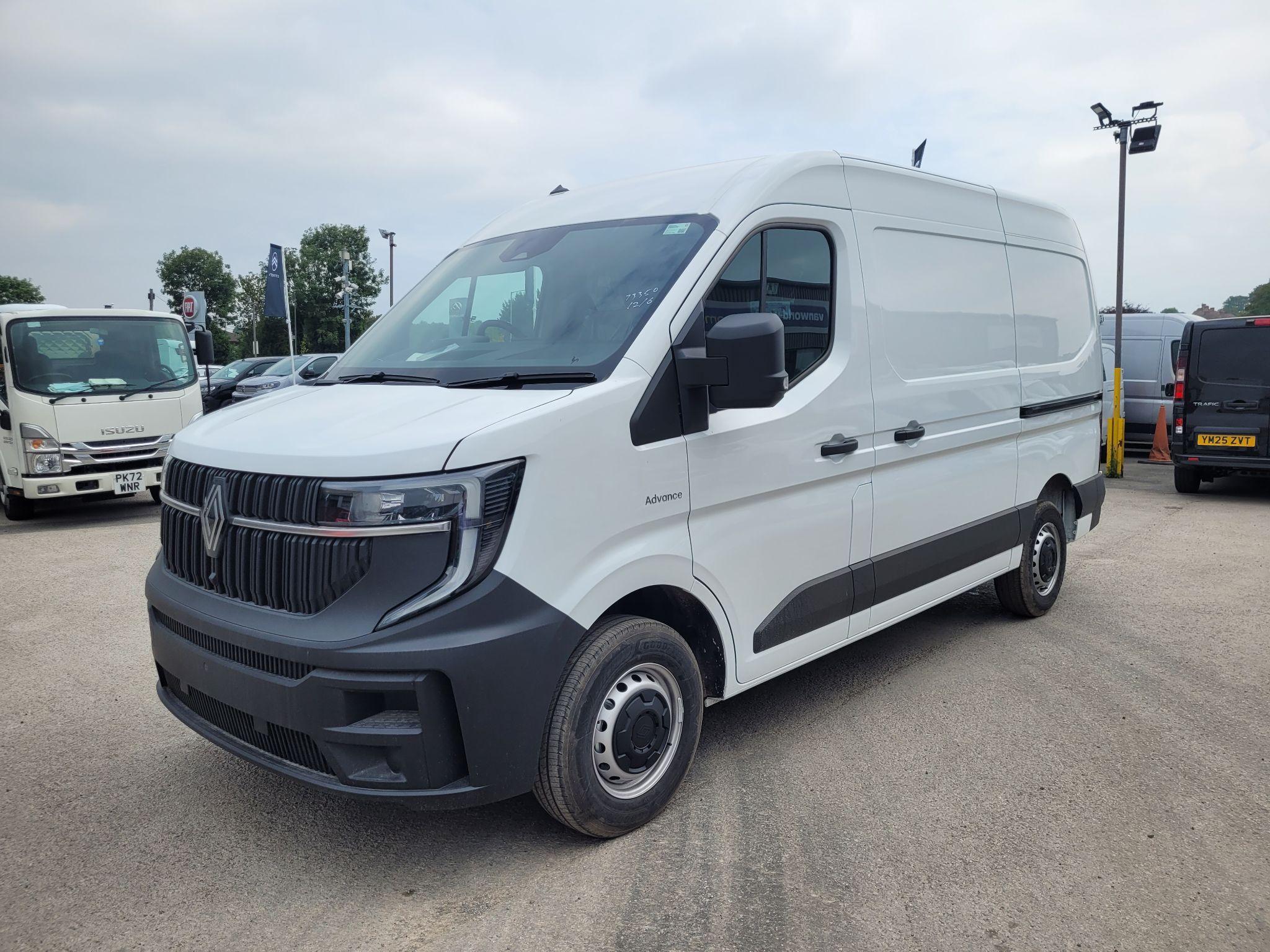 Renault Master 2.0 dCi 35 Advance MWB Medium Roof Euro 6 (s/s) 5dr null Image 2
