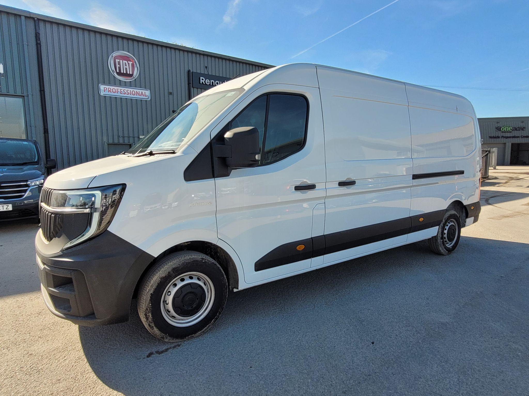 Renault Master 2.0 dCi 35 Advance LWB Medium Roof Euro 6 (s/s) 5dr null Image 2