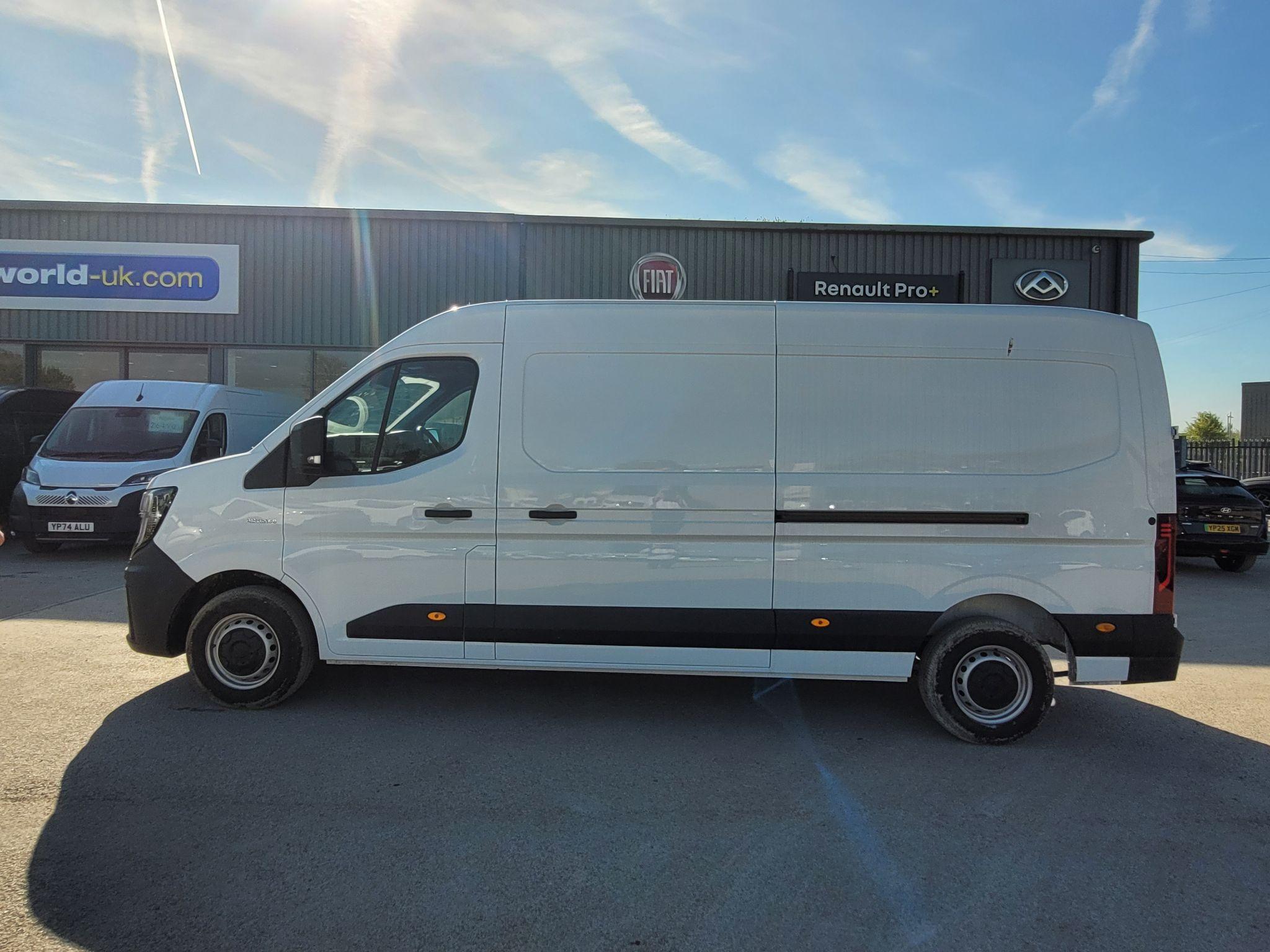 Renault Master 2.0 dCi 35 Advance LWB Medium Roof Euro 6 (s/s) 5dr null Image 3