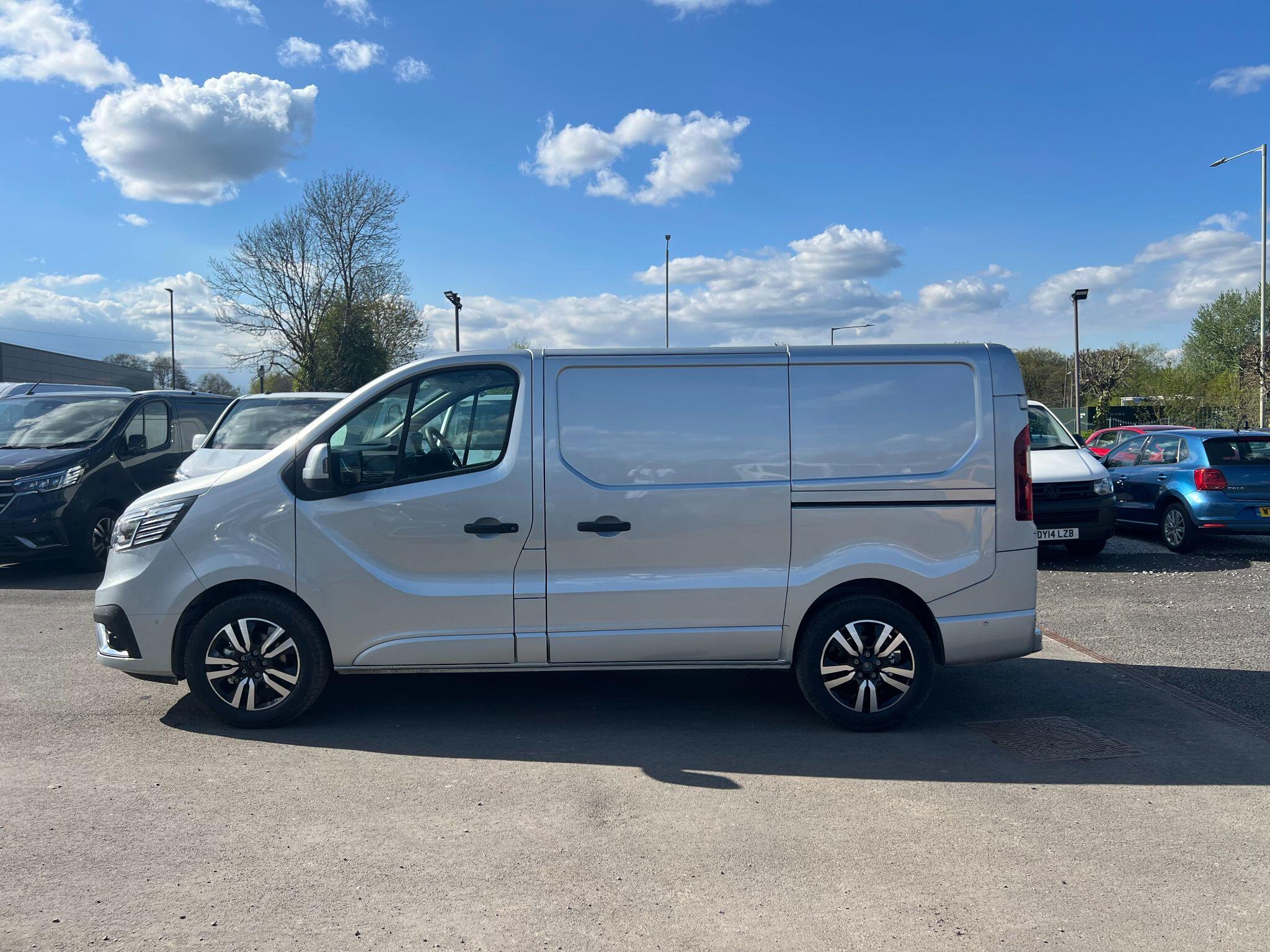 Renault Trafic SL30 Blue dCi 150 Extra Sport Panel Van MY23 YP25VLO Image 2