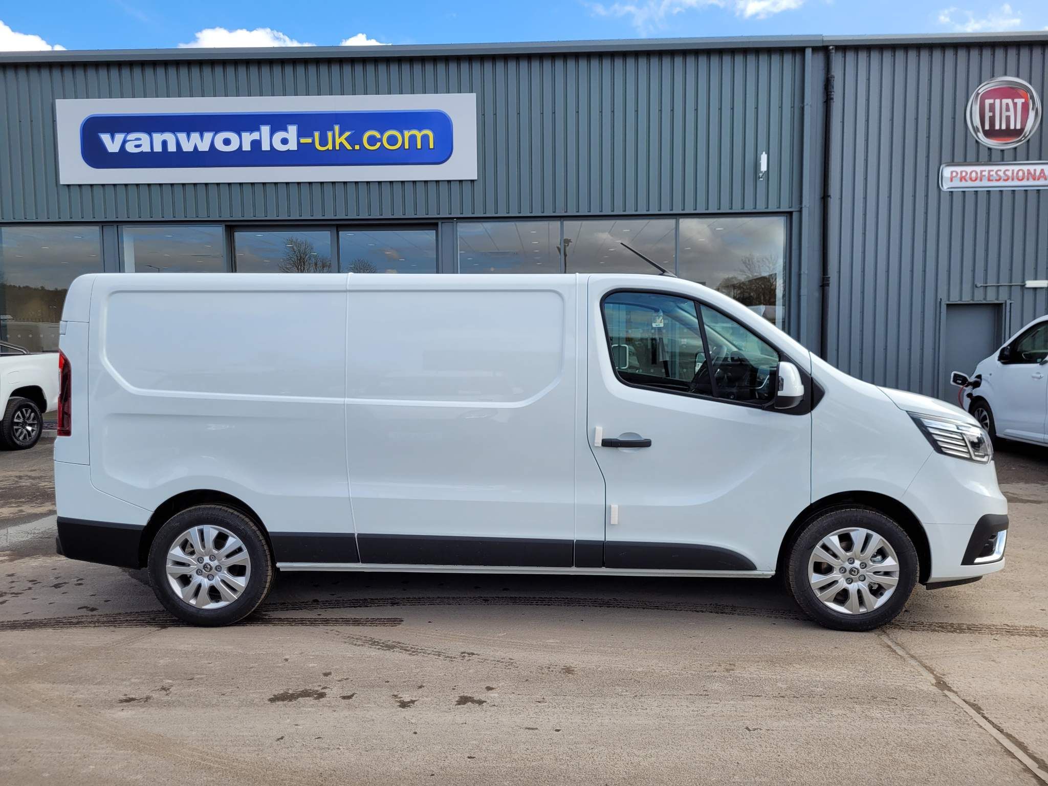 Renault Trafic LL30 Blue dCi 130 Extra Panel Van MY23 null Image 2