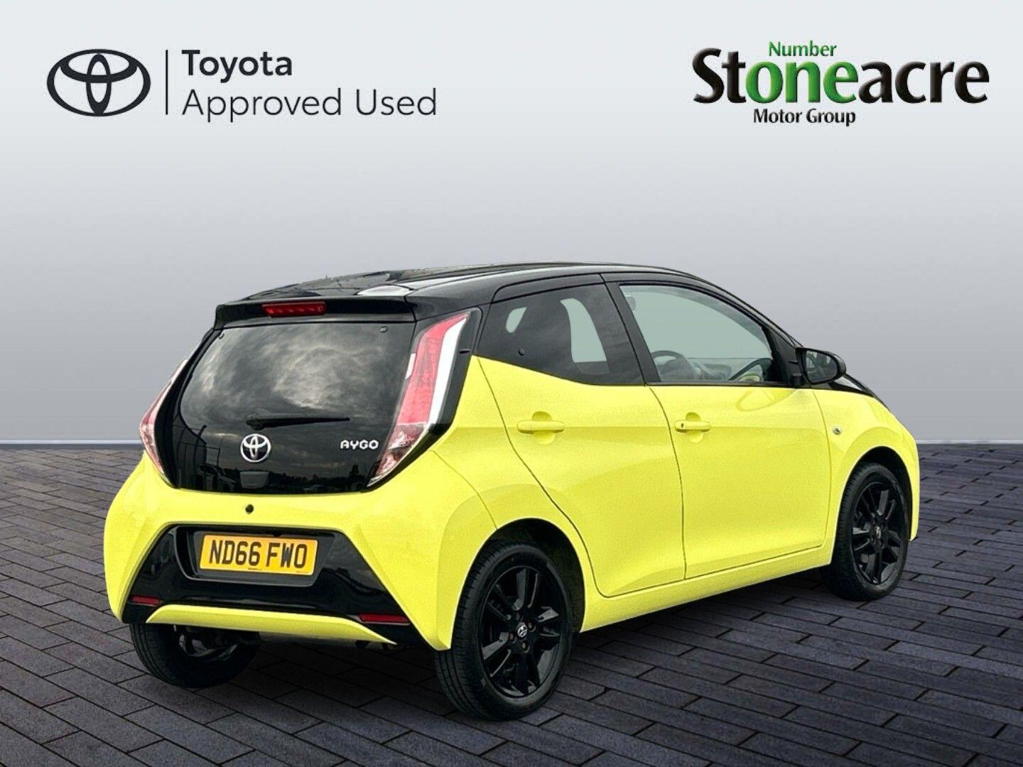 Toyota Aygo 1.0 VVT-i x-cite 3 Yellow Bi-Tone Euro 6 5dr ND66FWO Image 3